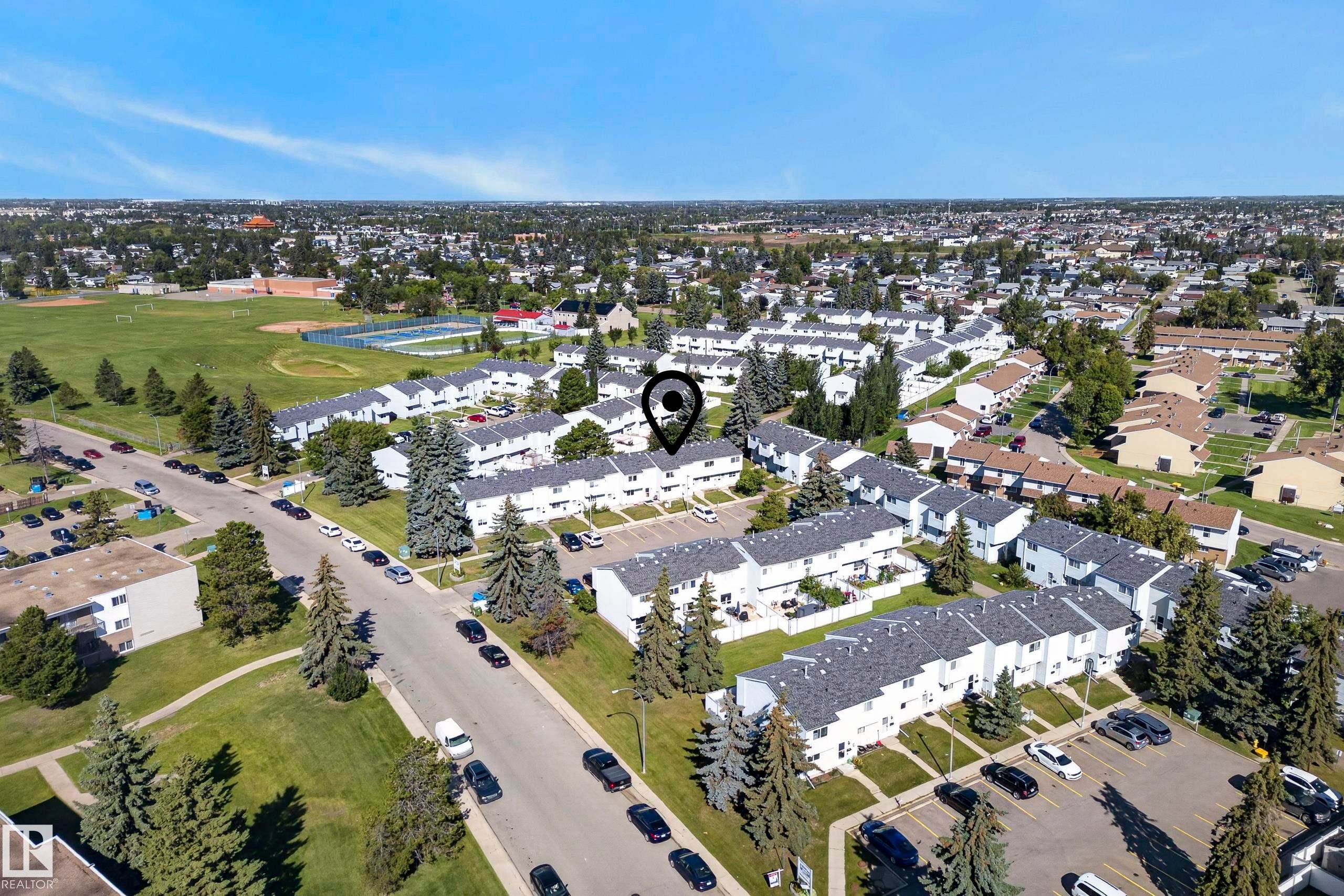 Townhouse community with mature trees and ample parking - 141 Dickinsfield Court Nw, Edmonton, AB