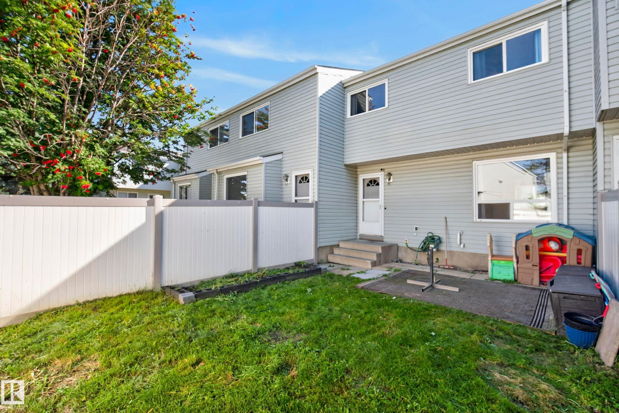 Fenced yard with a concrete patio and direct access to the interior - 141 Dickinsfield Court Nw, Edmonton, AB