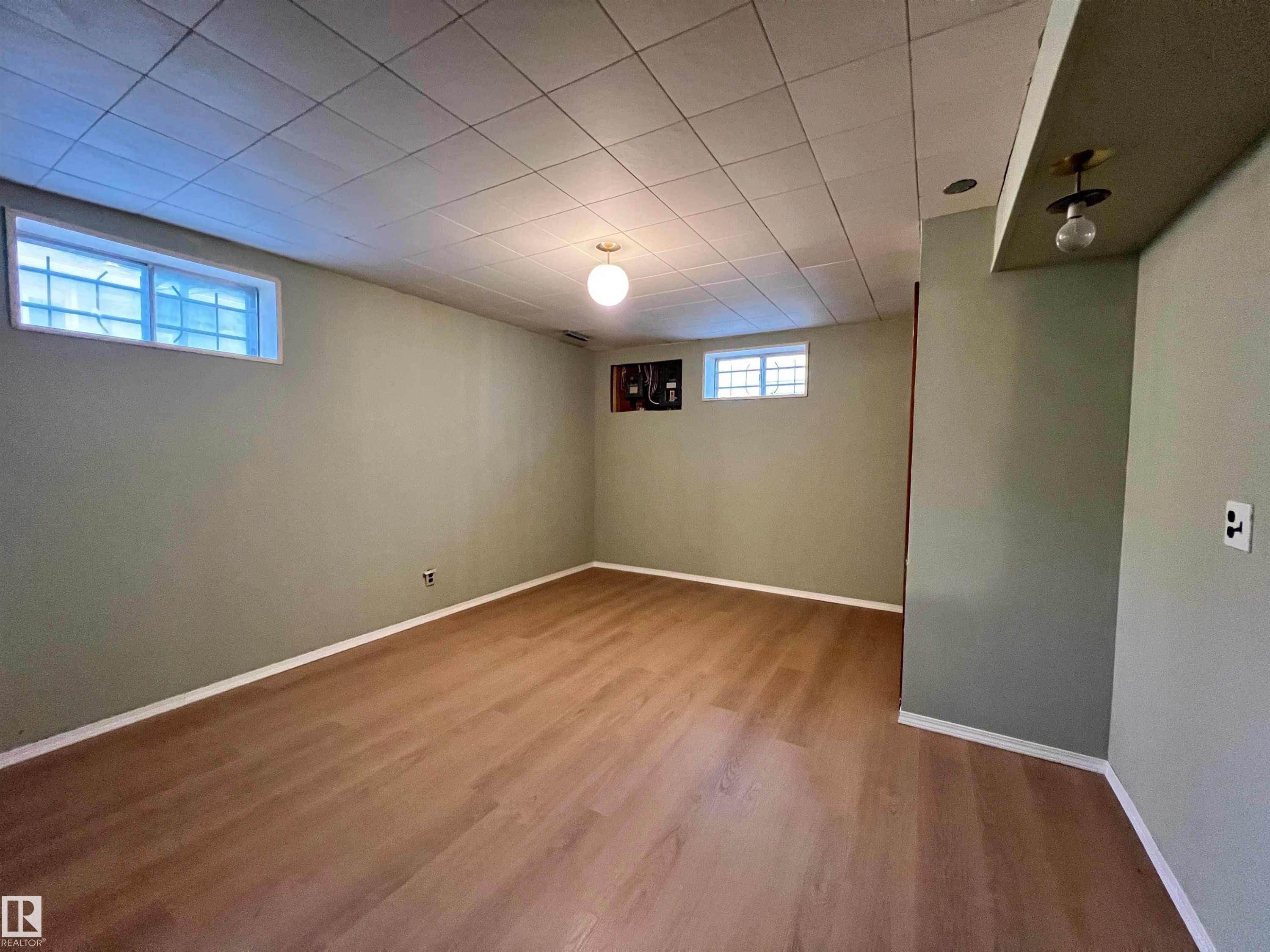 Recessed drop ceiling, wood-finish flooring, and multiple window openings - 15003 81 Street Nw, Edmonton, AB