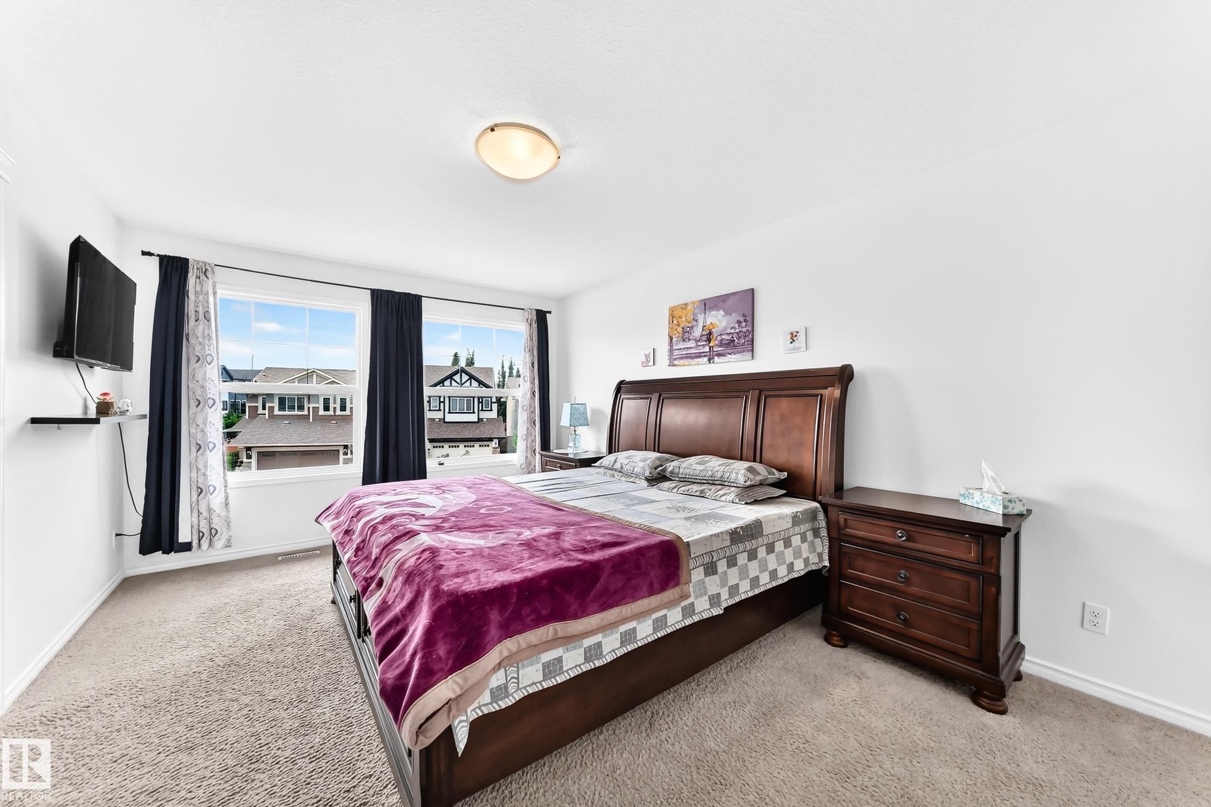 Wall-to-wall carpeting, dual windows with curtains, and a ceiling-mounted light fixture - 2015 Chalmers Way Sw, Edmonton, AB