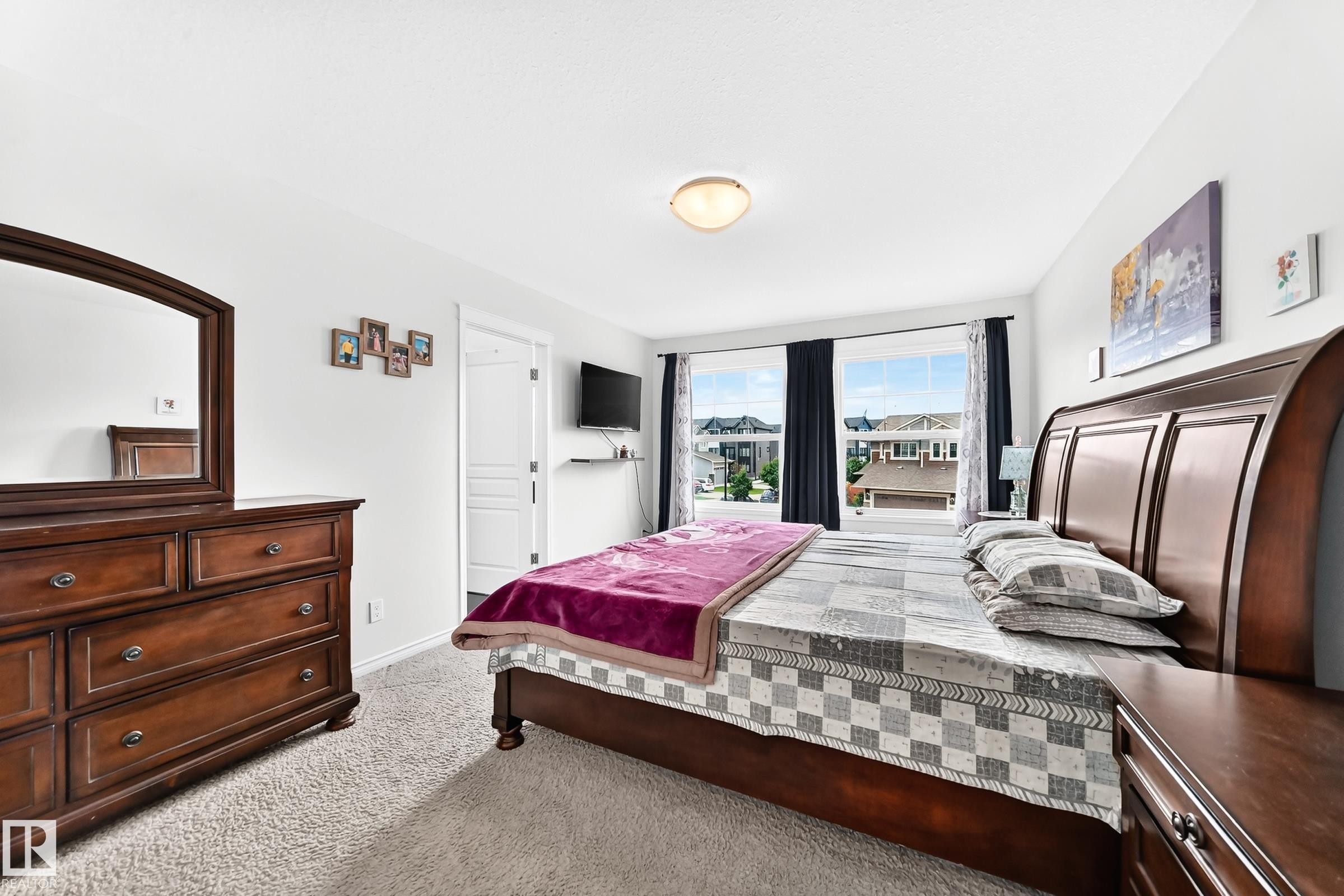 Carpeted flooring, vaulted ceiling, and dual windows - 2015 Chalmers Way Sw, Edmonton, AB