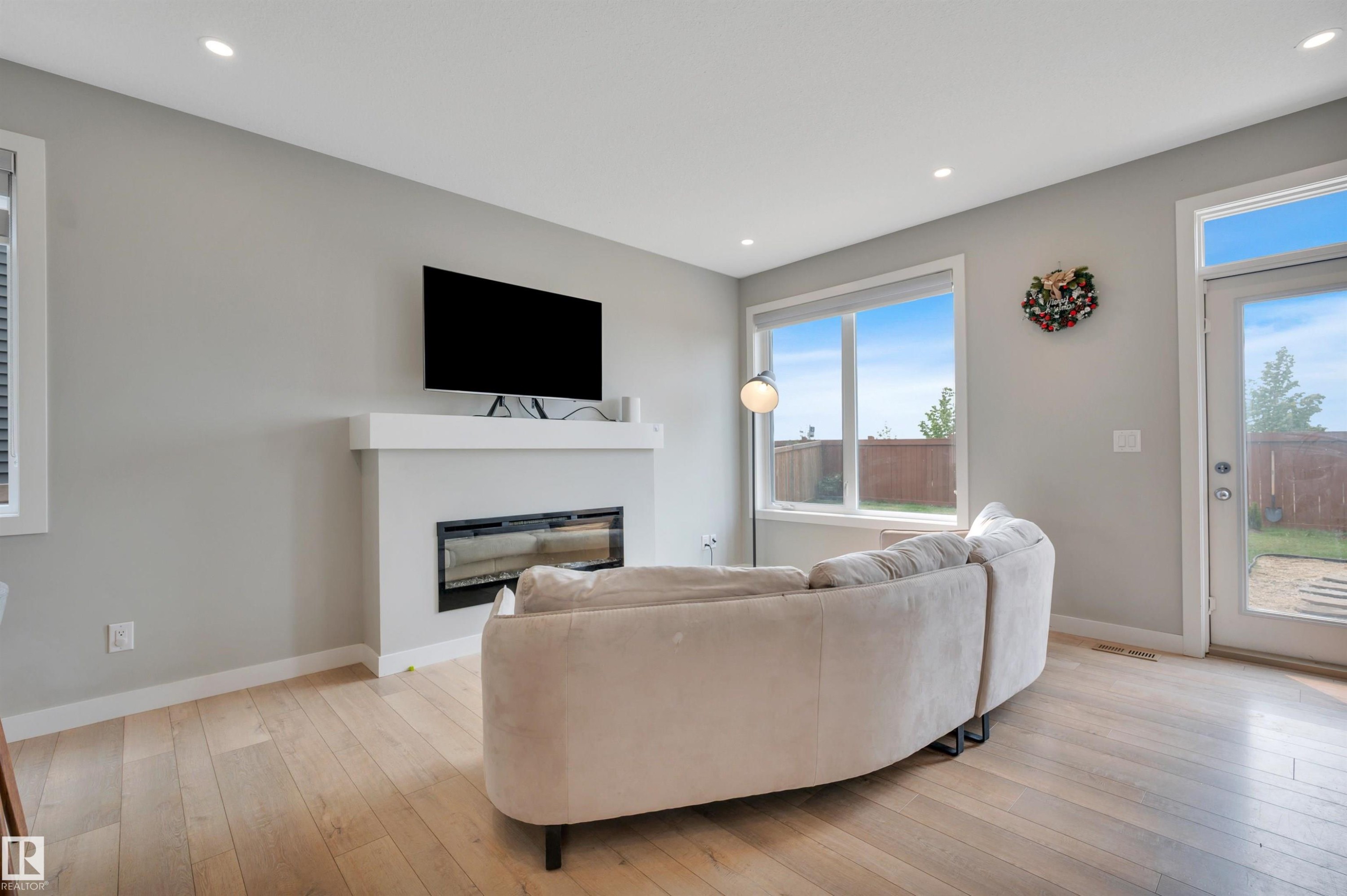 20007 15 Avenue Nw, Edmonton, AB