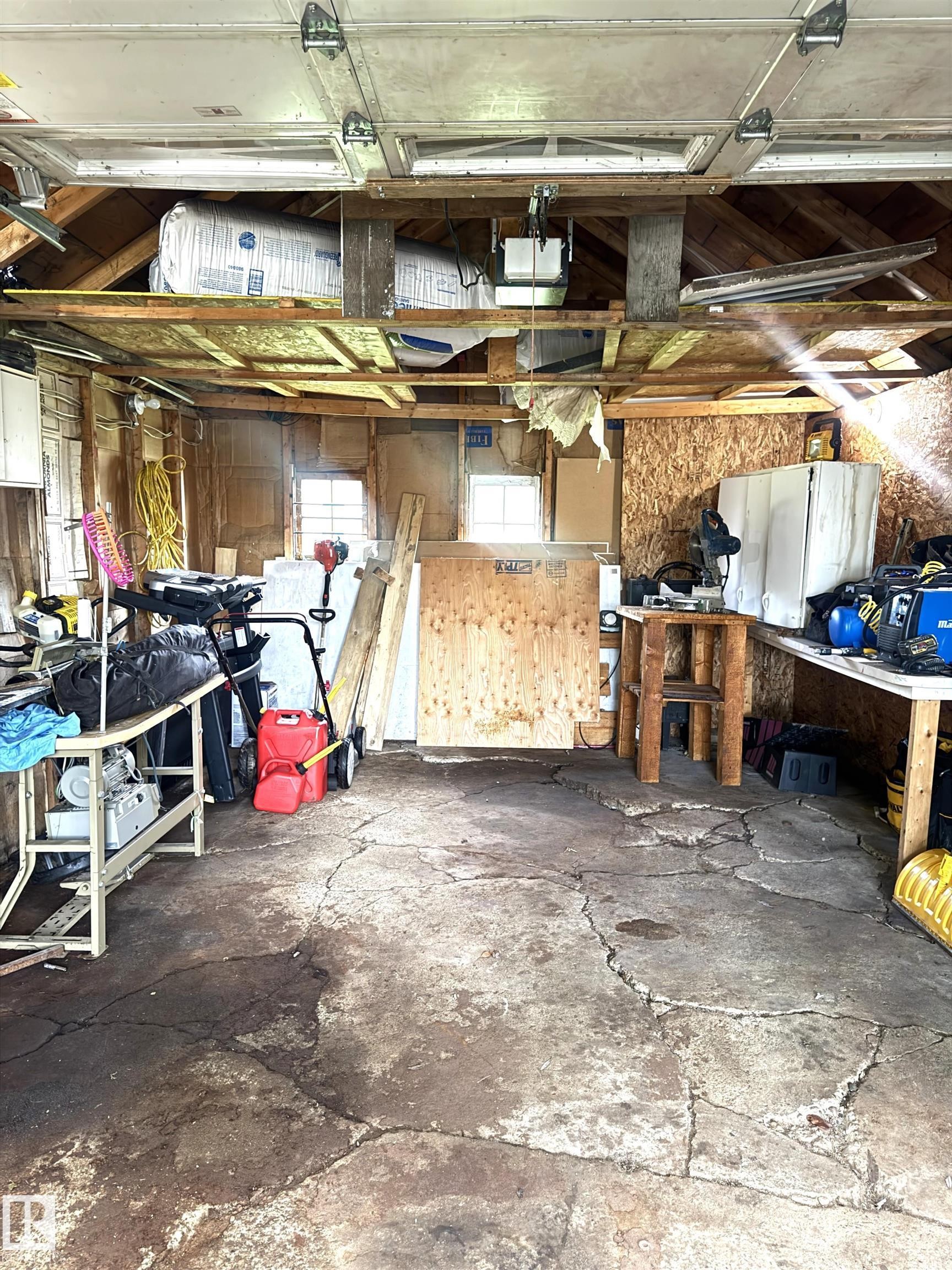 Garage interior has power to building - 5019 48 Avenue, Onoway, AB - Indoor Photo Showing Garage