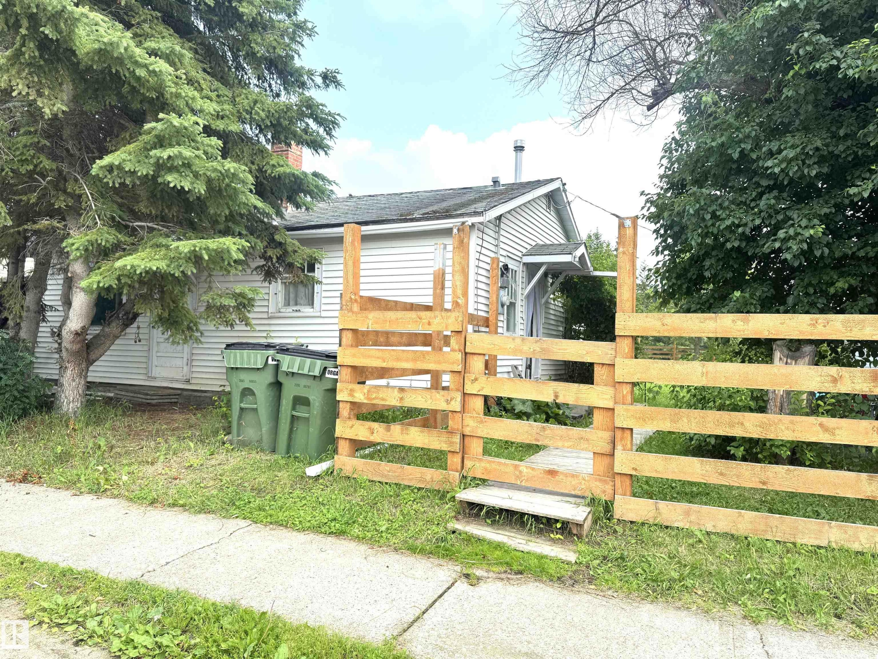 Single-story residence featuring white horizontal siding and a grey shingled roof - 5019 48 Avenue, Onoway, AB - Outdoor