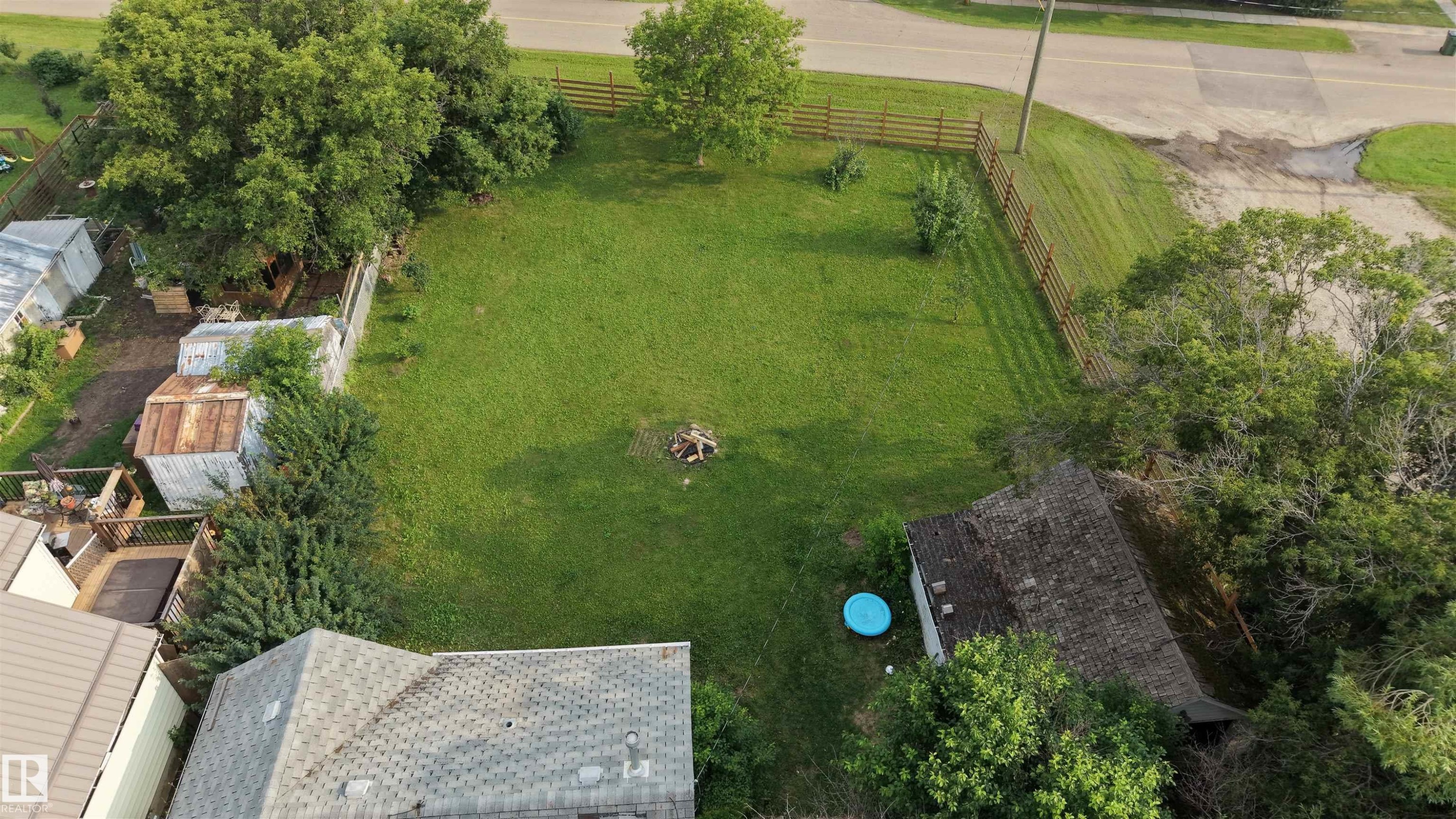 Expansive back yard with a new wood style perimeter fence - 5019 48 Avenue, Onoway, AB - Outdoor