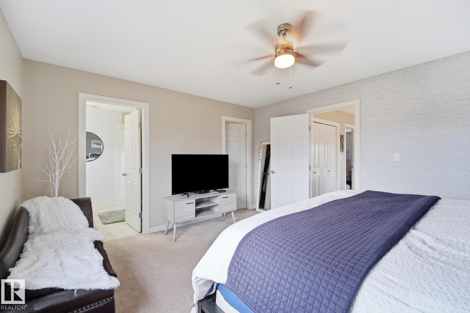 Neutral wall tones, carpeted flooring, textured accent wall, ceiling fan, and white trim throughout - 20007 131 Avenue Nw, Edmonton, AB