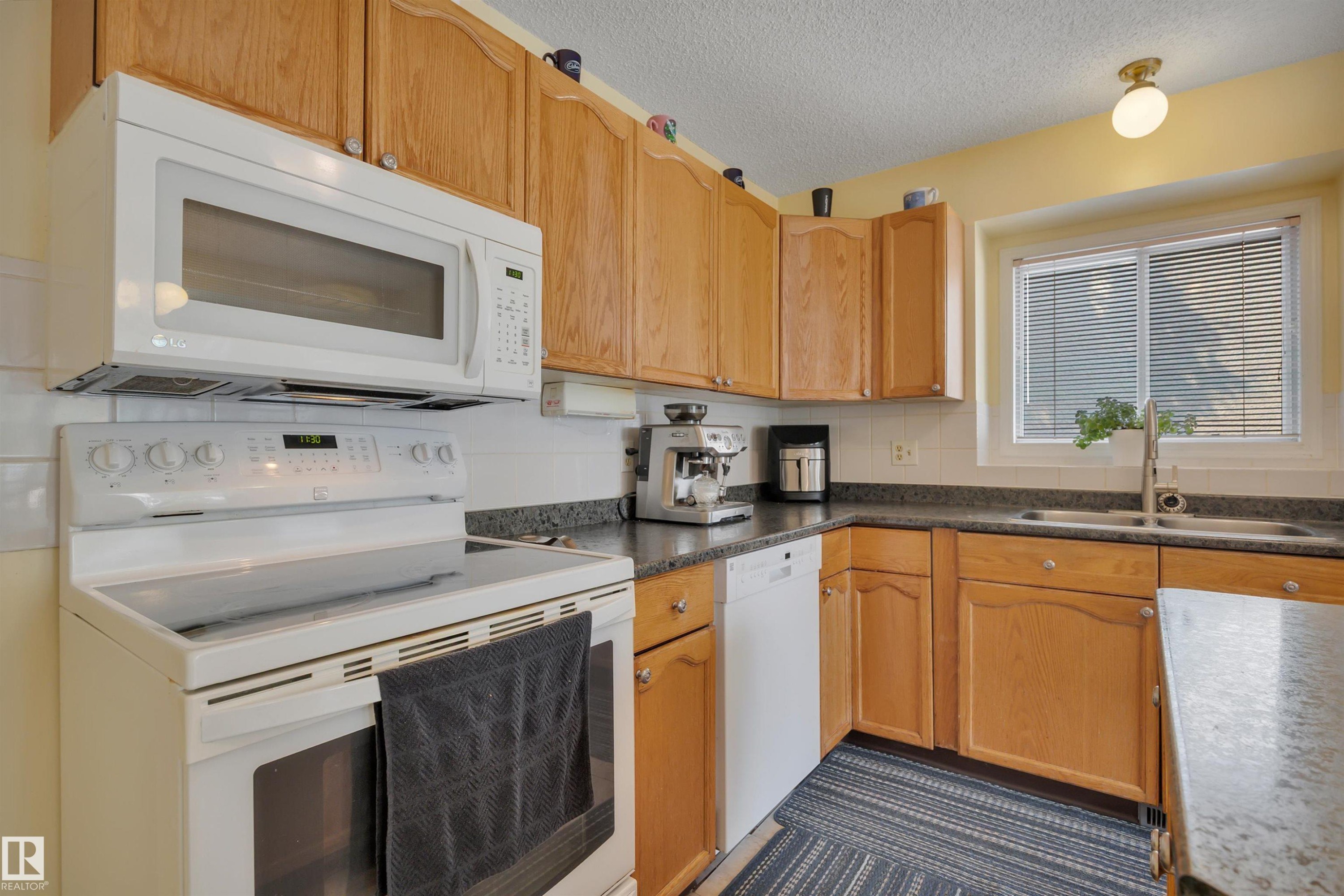 18920 78 Avenue Nw, Edmonton, AB - Indoor Photo Showing Kitchen With Double Sink