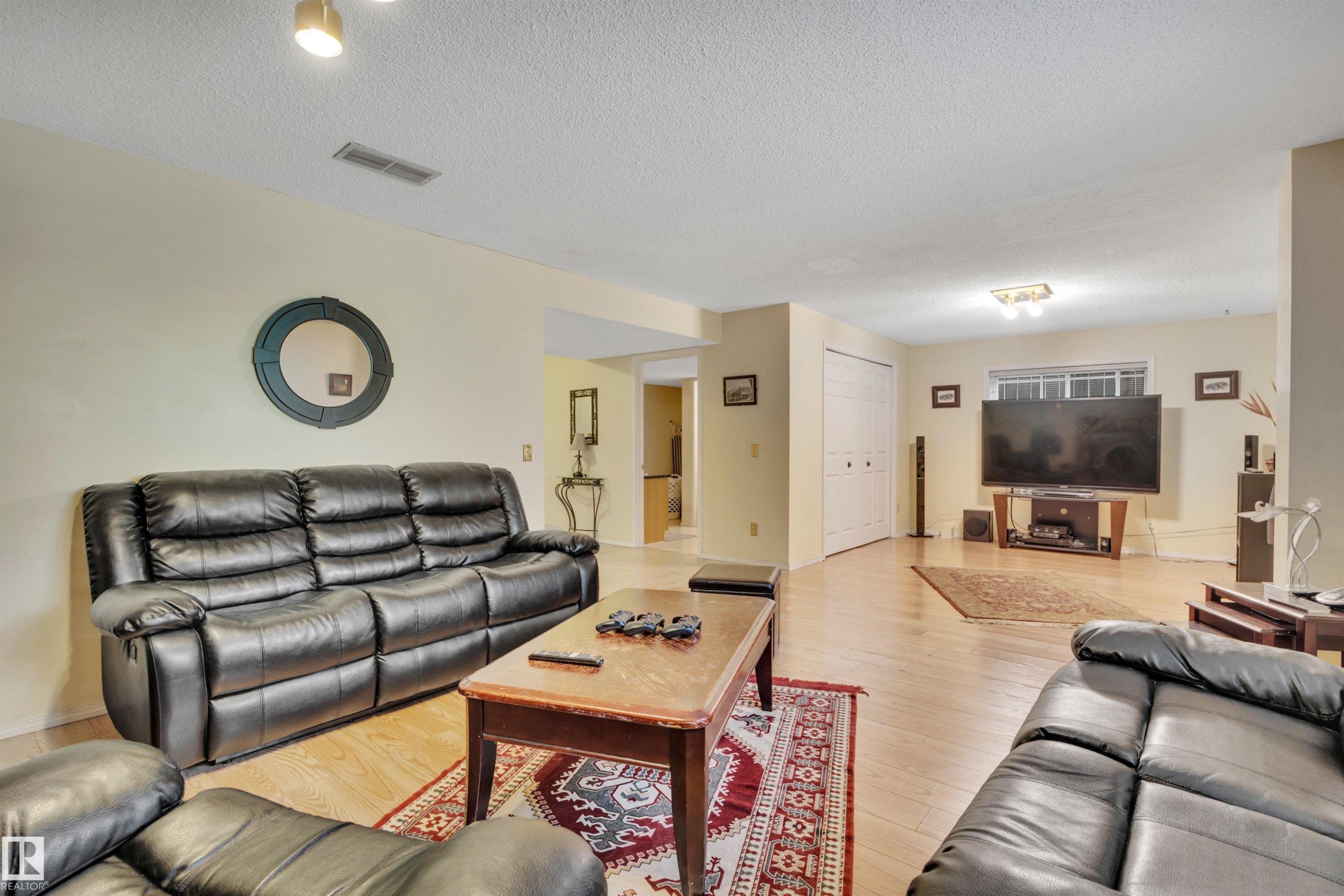 18920 78 Avenue Nw, Edmonton, AB - Indoor Photo Showing Living Room