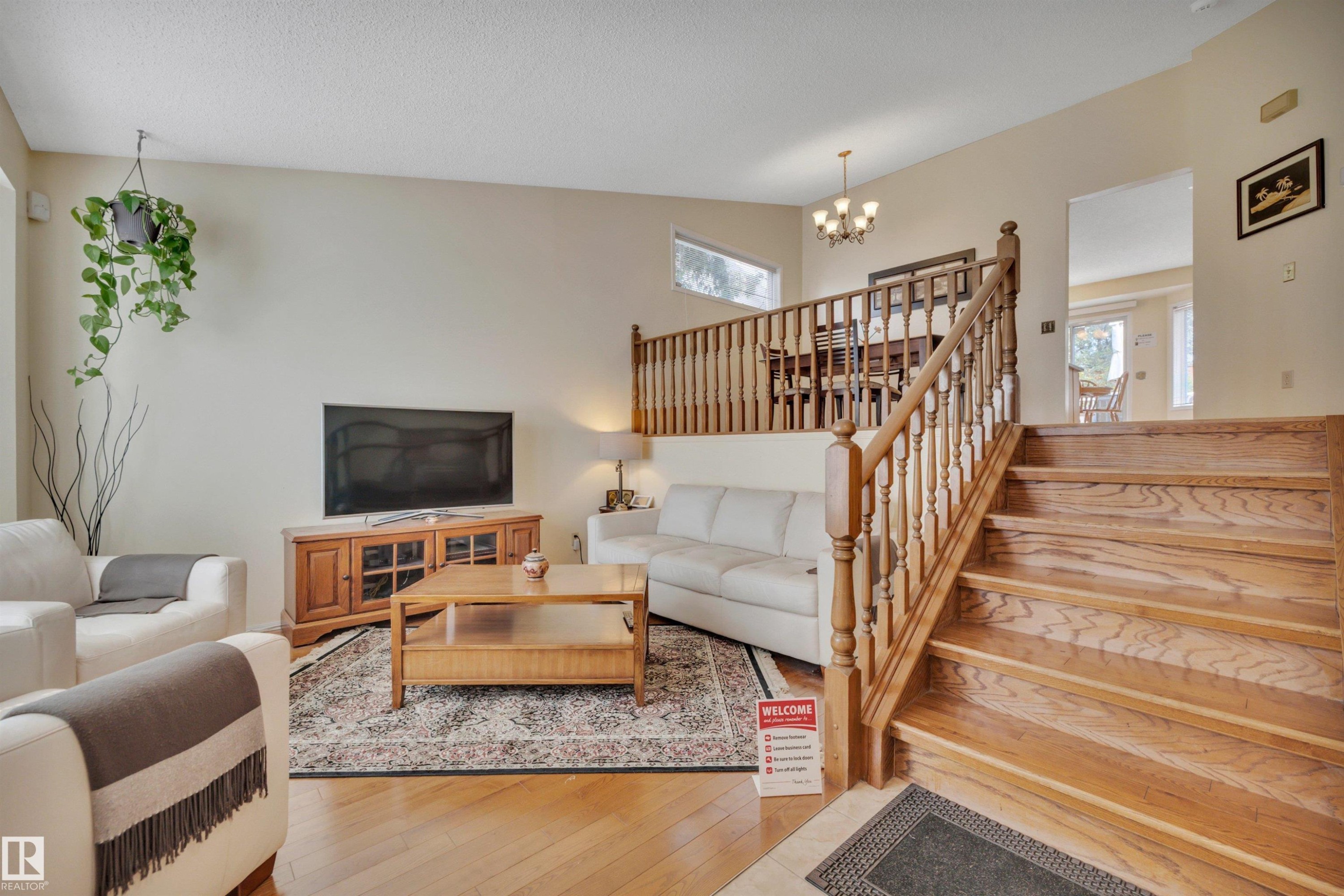 18920 78 Avenue Nw, Edmonton, AB - Indoor Photo Showing Living Room