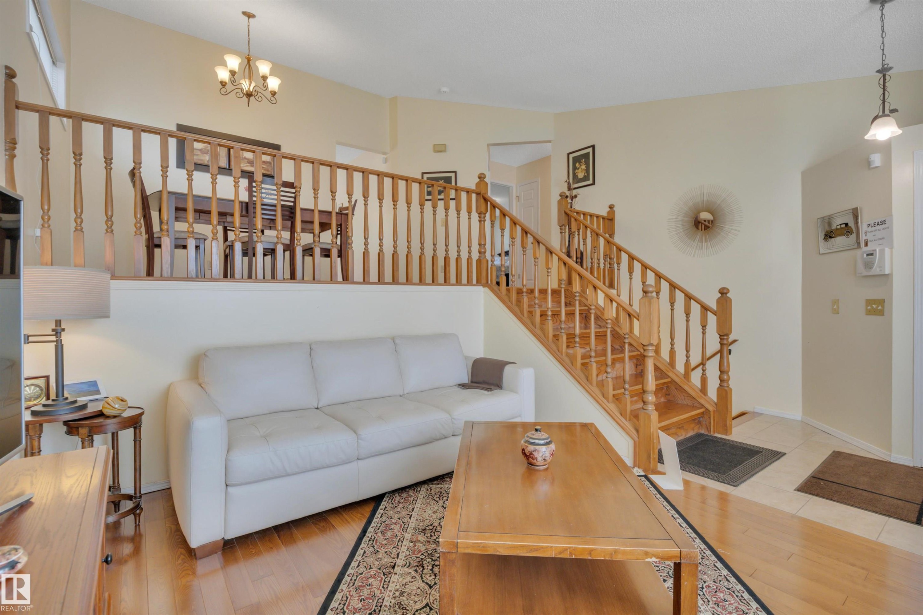 18920 78 Avenue Nw, Edmonton, AB - Indoor Photo Showing Living Room