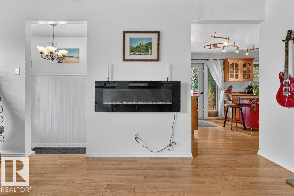 Living room - 11131 35A Avenue Nw, Edmonton, AB - Indoor