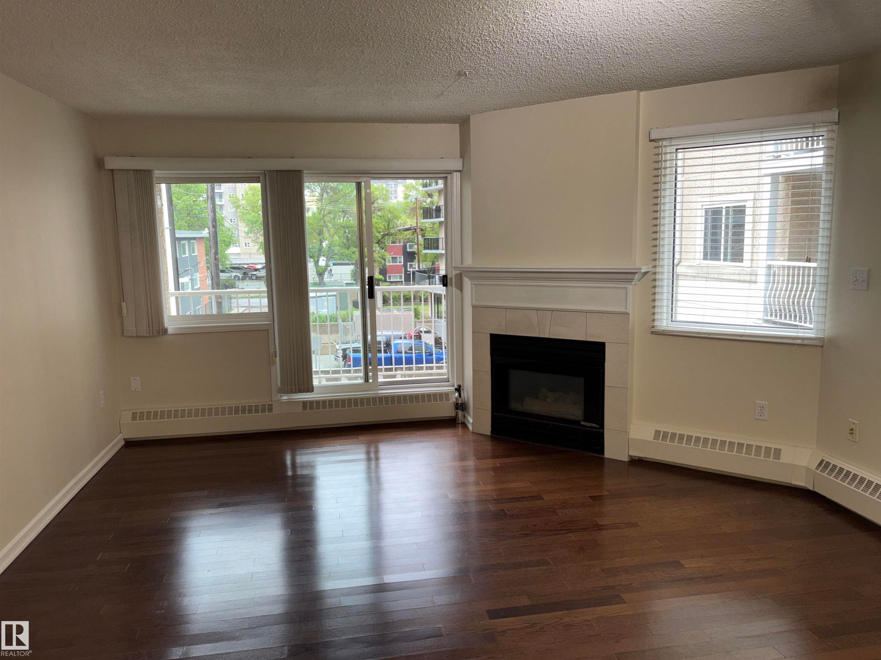 #305 11716 100 Av Nw, Edmonton, AB