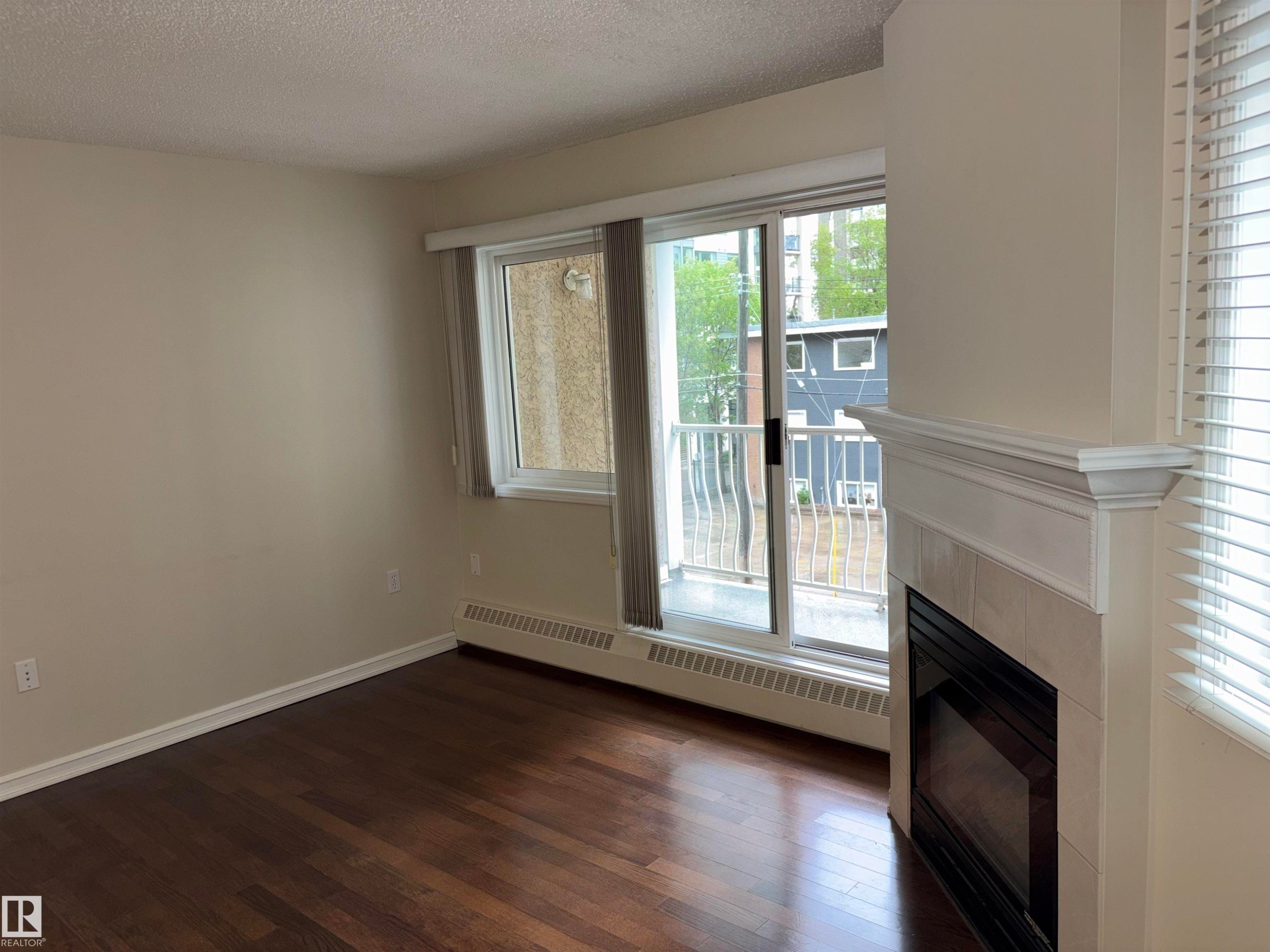 #305 11716 100 Av Nw, Edmonton, AB