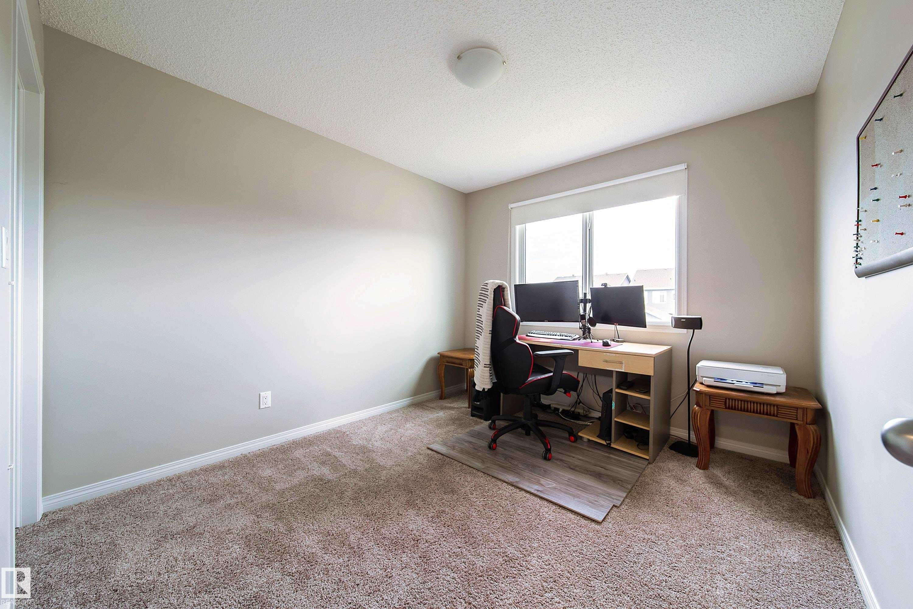 Neutral wall color, single window with roller blind, light-colored carpeting, white trim, and a flush-mount ceiling light - 3211 Cherry Crescent Sw, Edmonton, AB