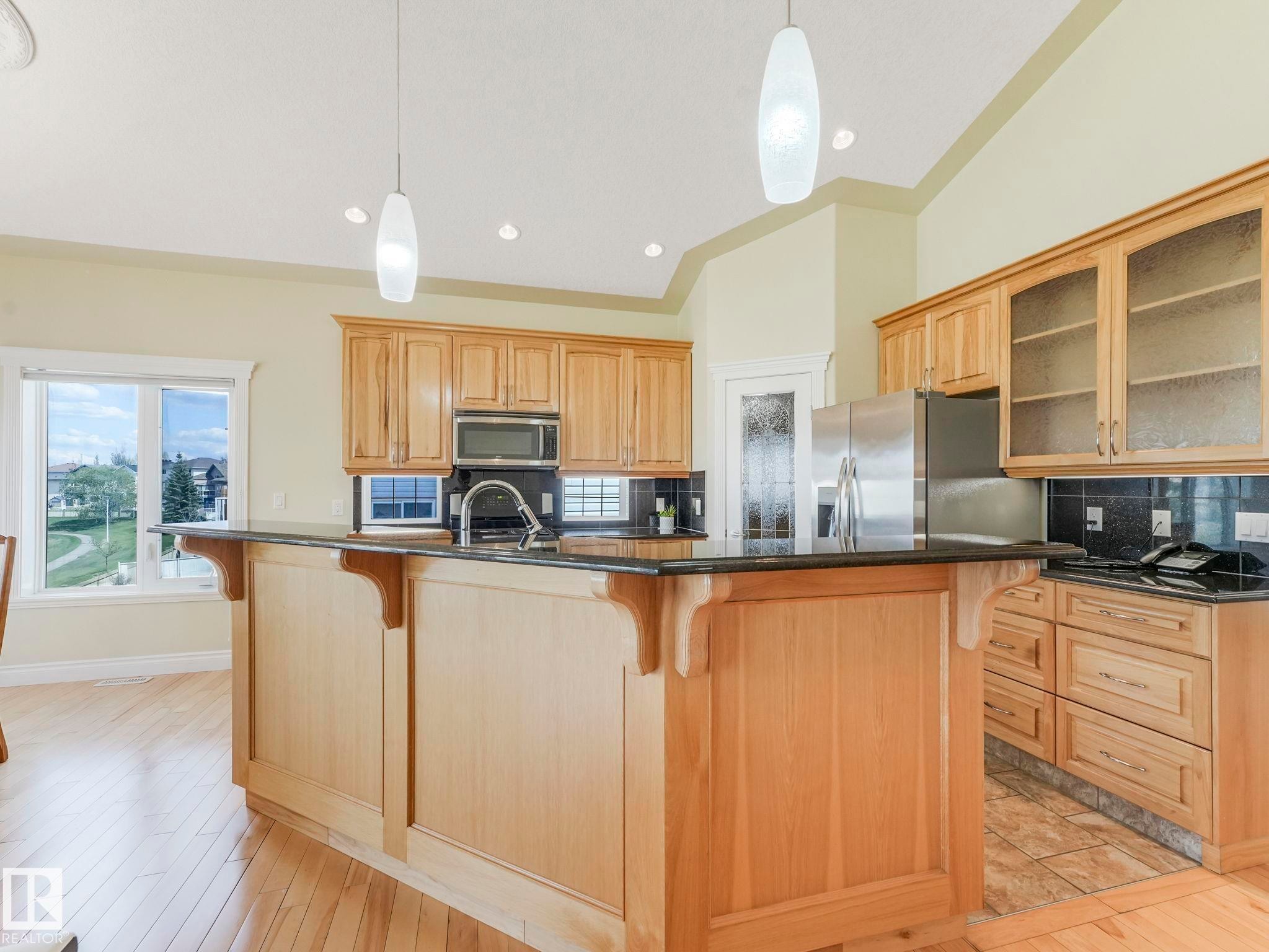 7504 161A Avenue Nw, Edmonton, AB - Indoor Photo Showing Kitchen