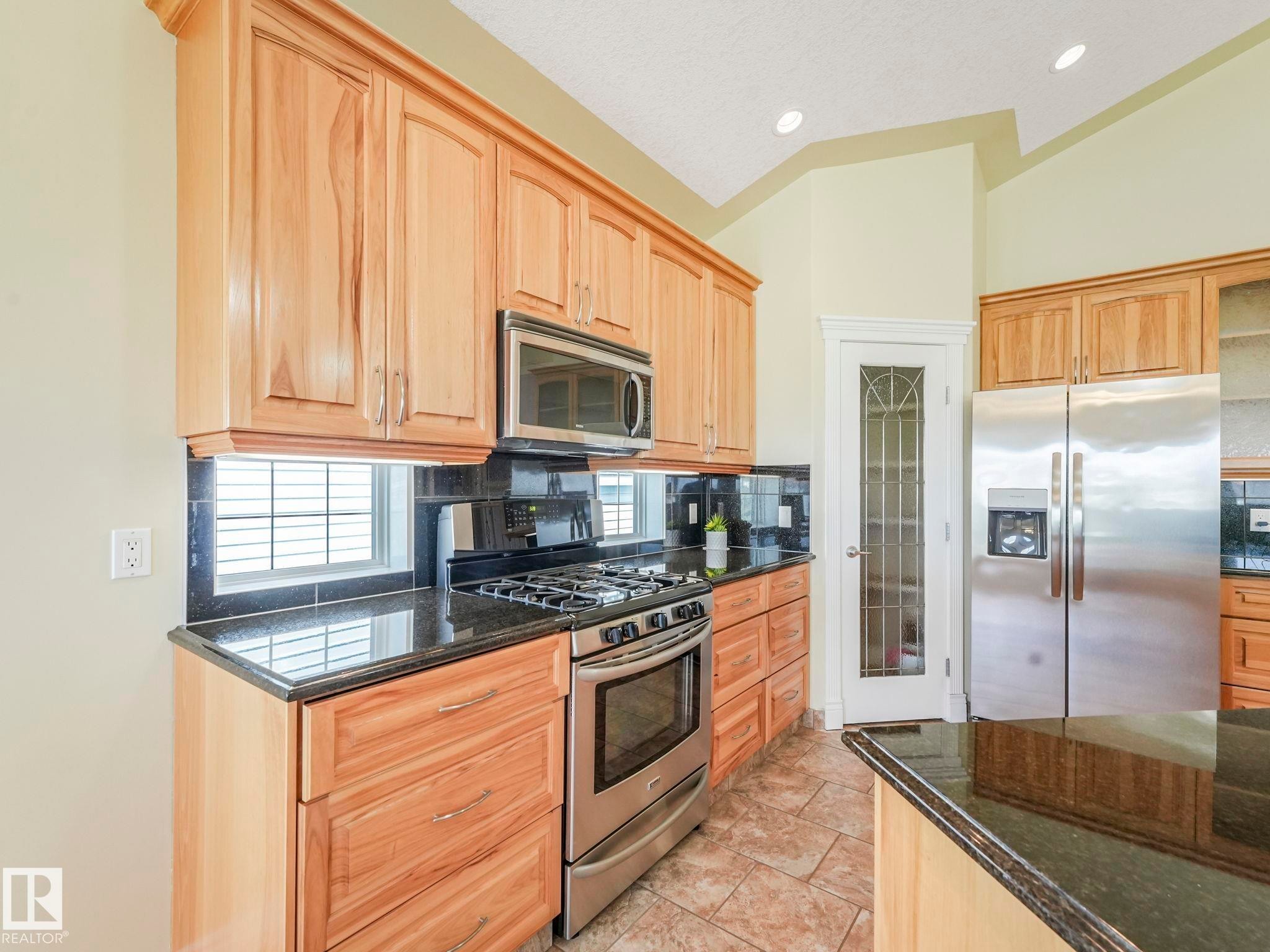 7504 161A Avenue Nw, Edmonton, AB - Indoor Photo Showing Kitchen
