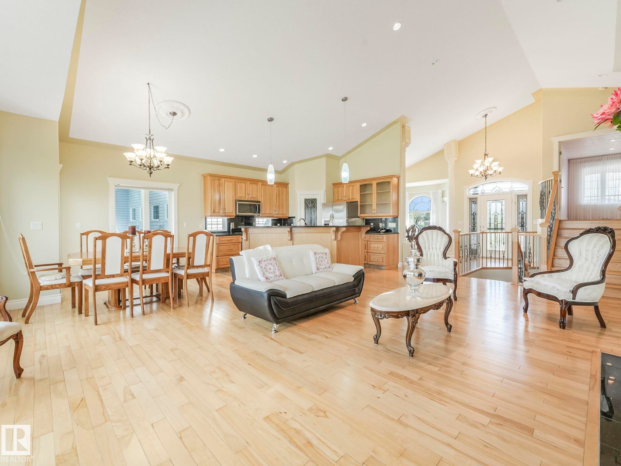 7504 161A Avenue Nw, Edmonton, AB - Indoor Photo Showing Living Room