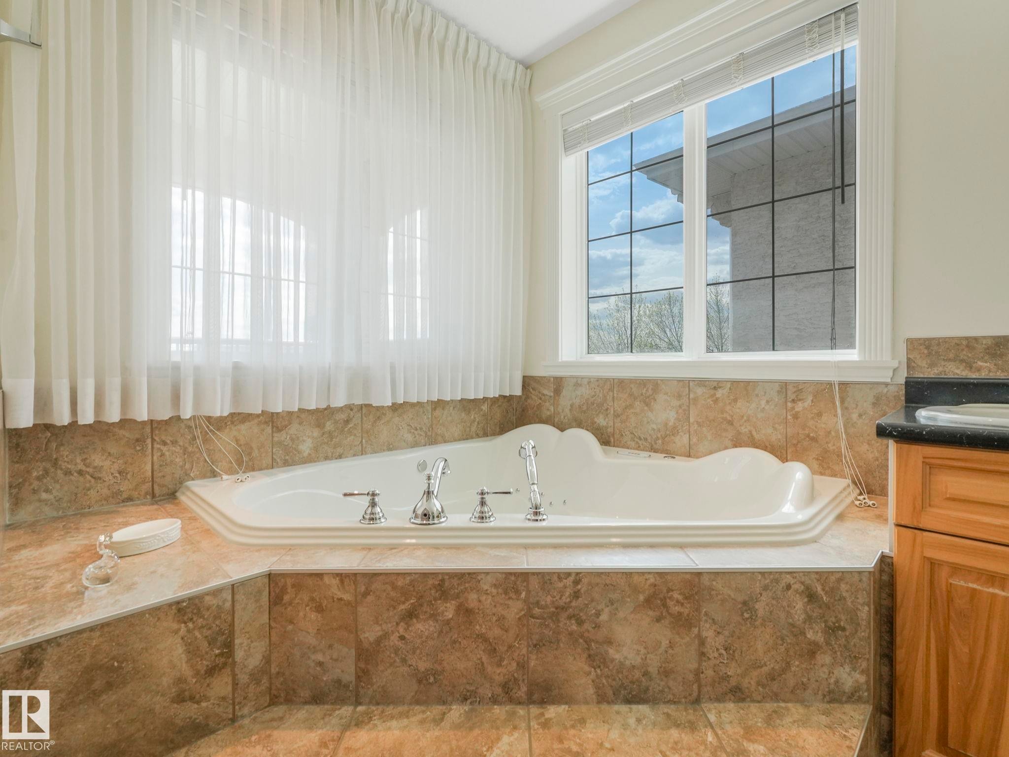 7504 161A Avenue Nw, Edmonton, AB - Indoor Photo Showing Bathroom