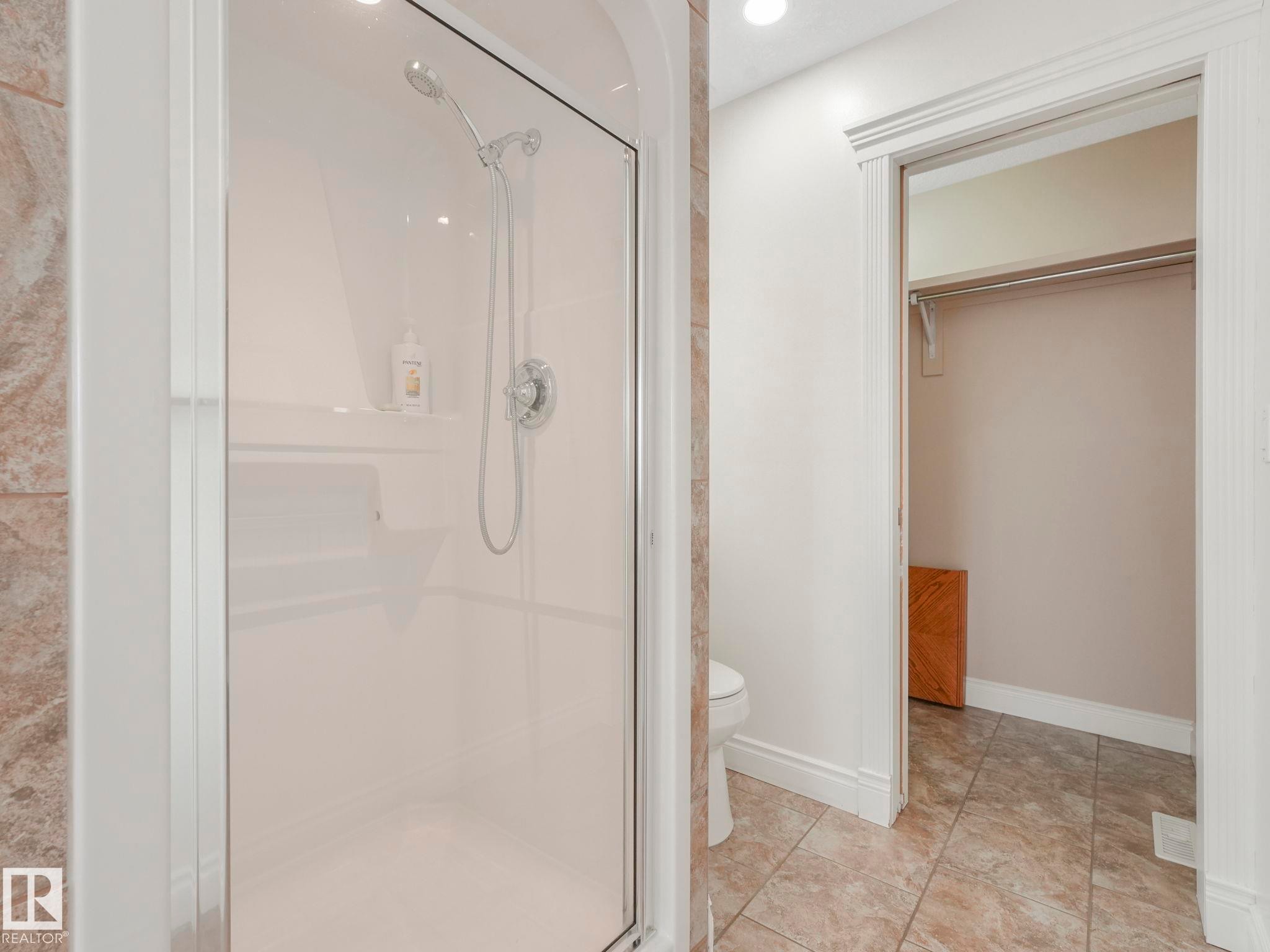7504 161A Avenue Nw, Edmonton, AB - Indoor Photo Showing Bathroom