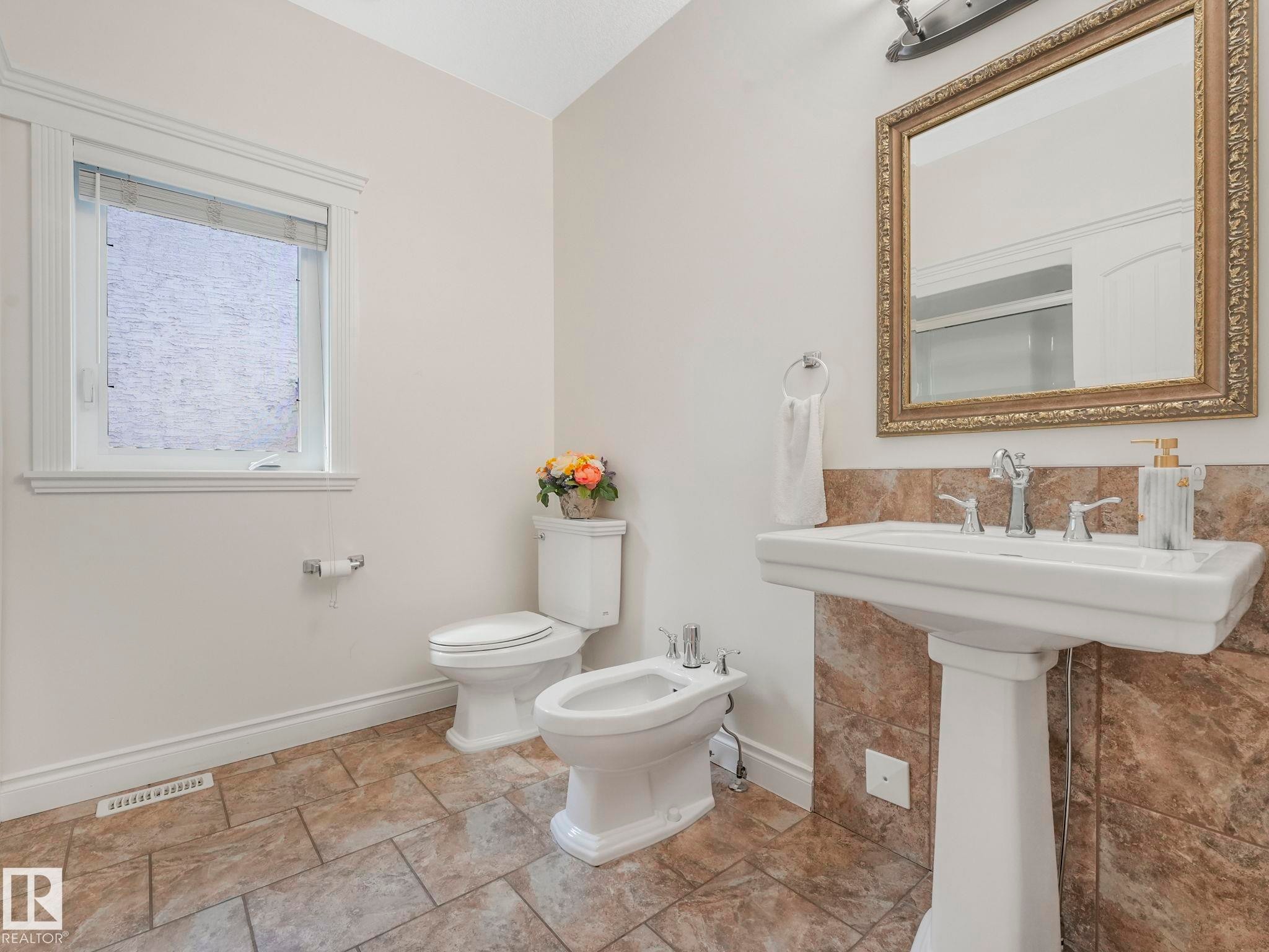 7504 161A Avenue Nw, Edmonton, AB - Indoor Photo Showing Bathroom