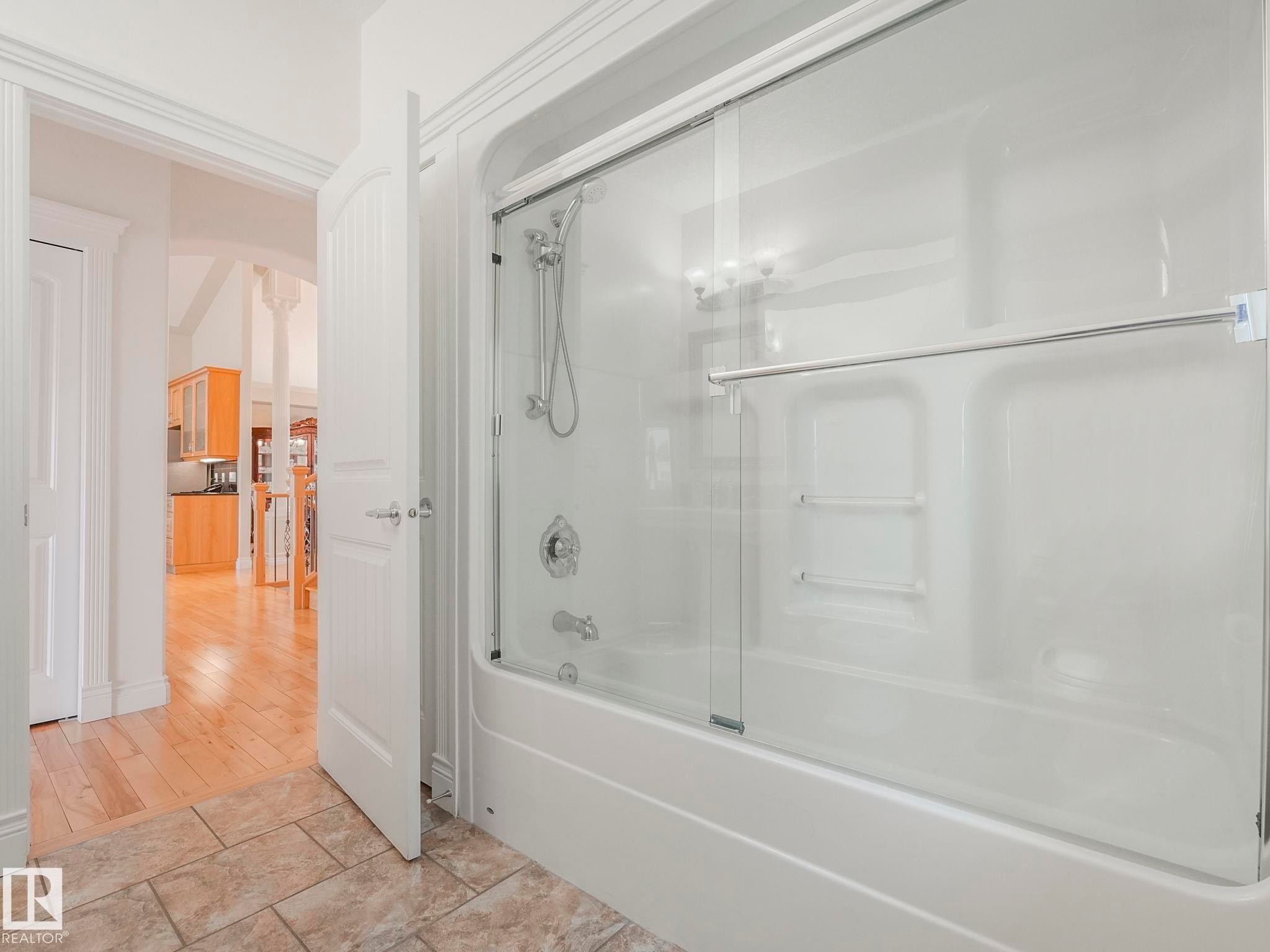 7504 161A Avenue Nw, Edmonton, AB - Indoor Photo Showing Bathroom
