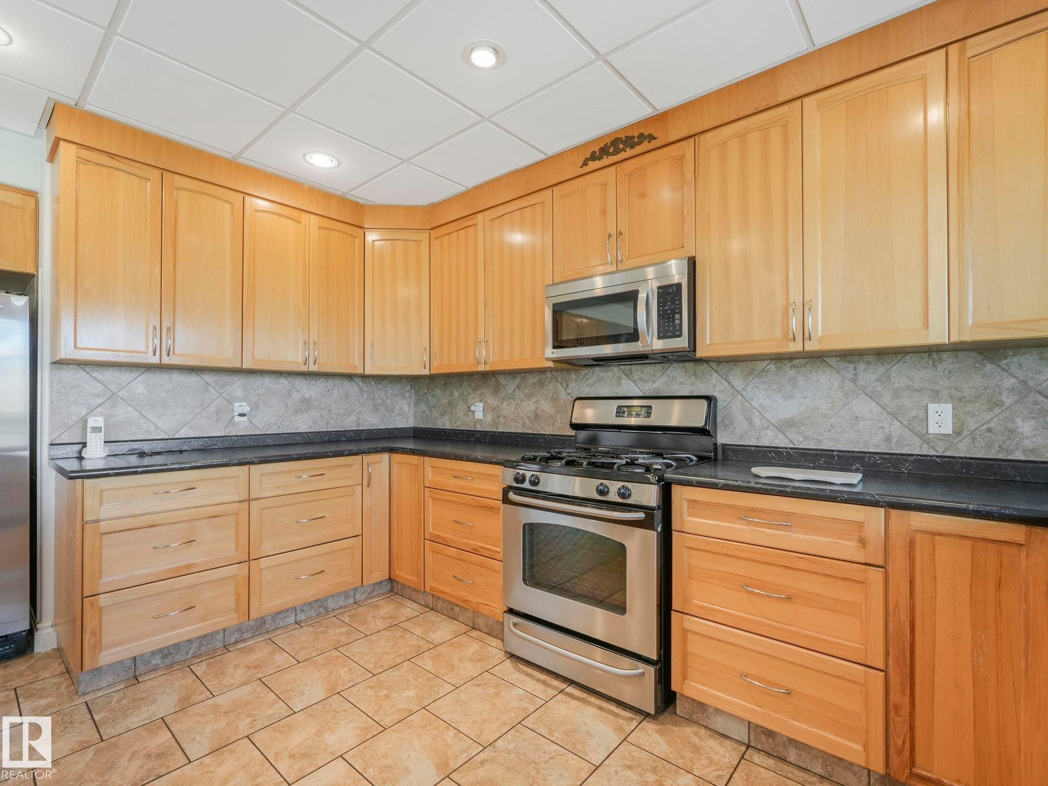 7504 161A Avenue Nw, Edmonton, AB - Indoor Photo Showing Kitchen