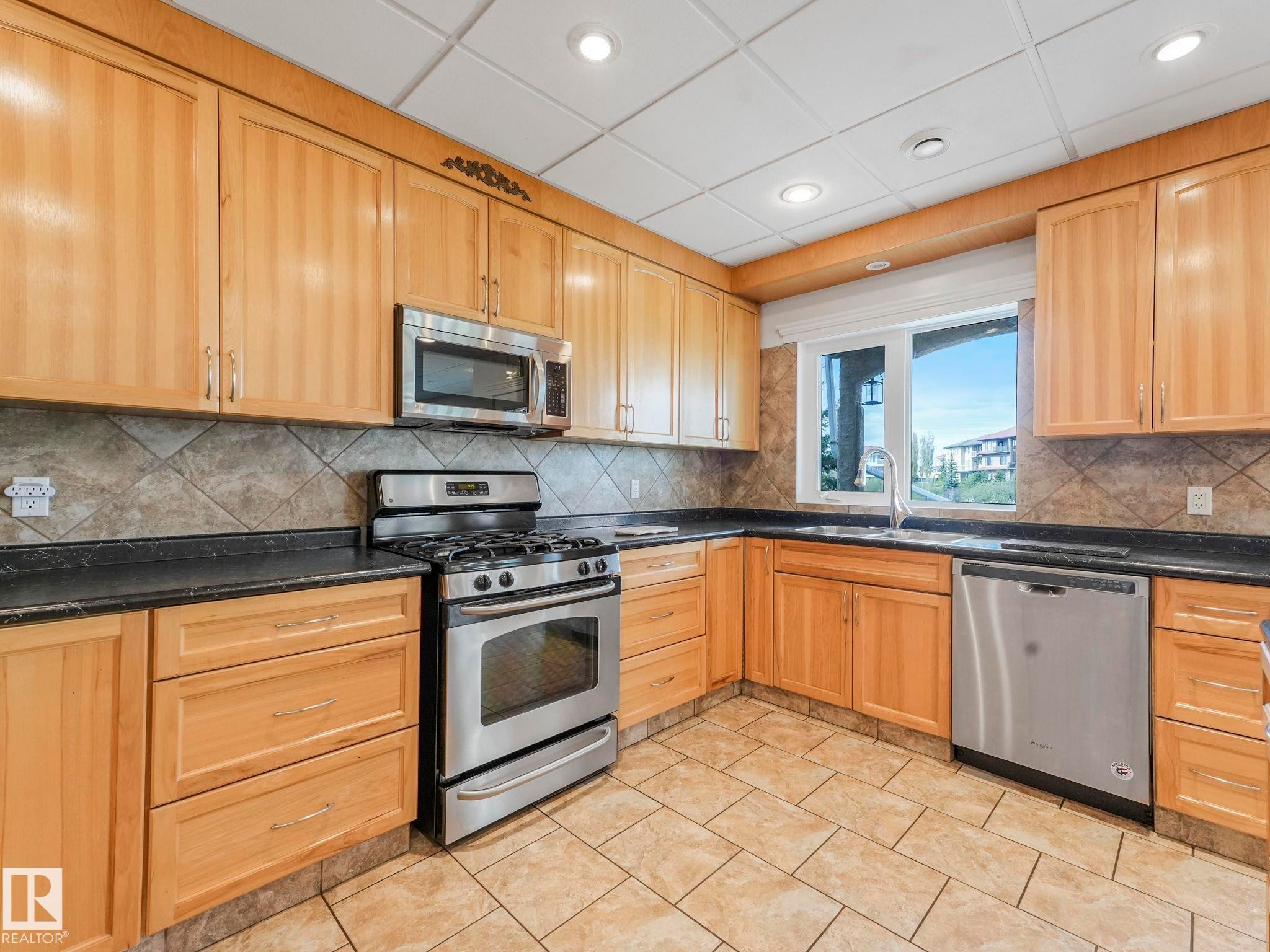 7504 161A Avenue Nw, Edmonton, AB - Indoor Photo Showing Kitchen With Double Sink