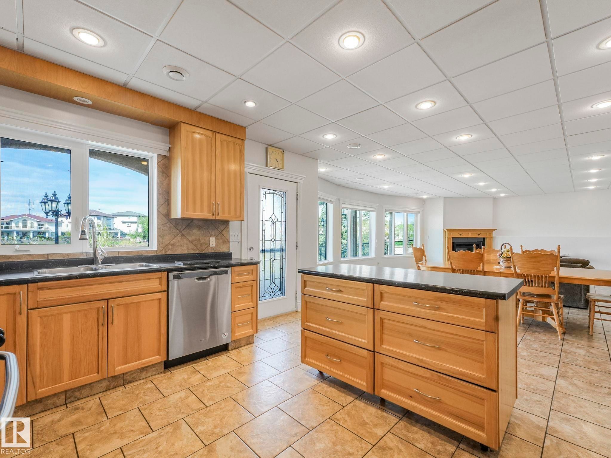 7504 161A Avenue Nw, Edmonton, AB - Indoor Photo Showing Kitchen With Double Sink