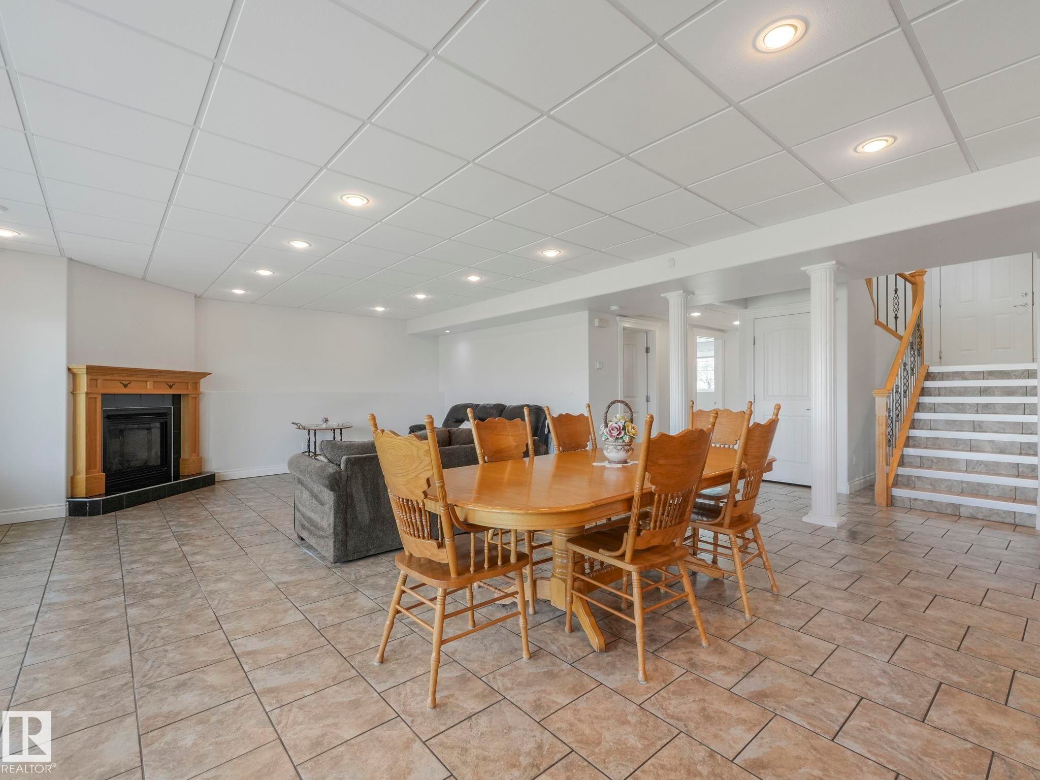 7504 161A Avenue Nw, Edmonton, AB - Indoor Photo Showing Dining Room
