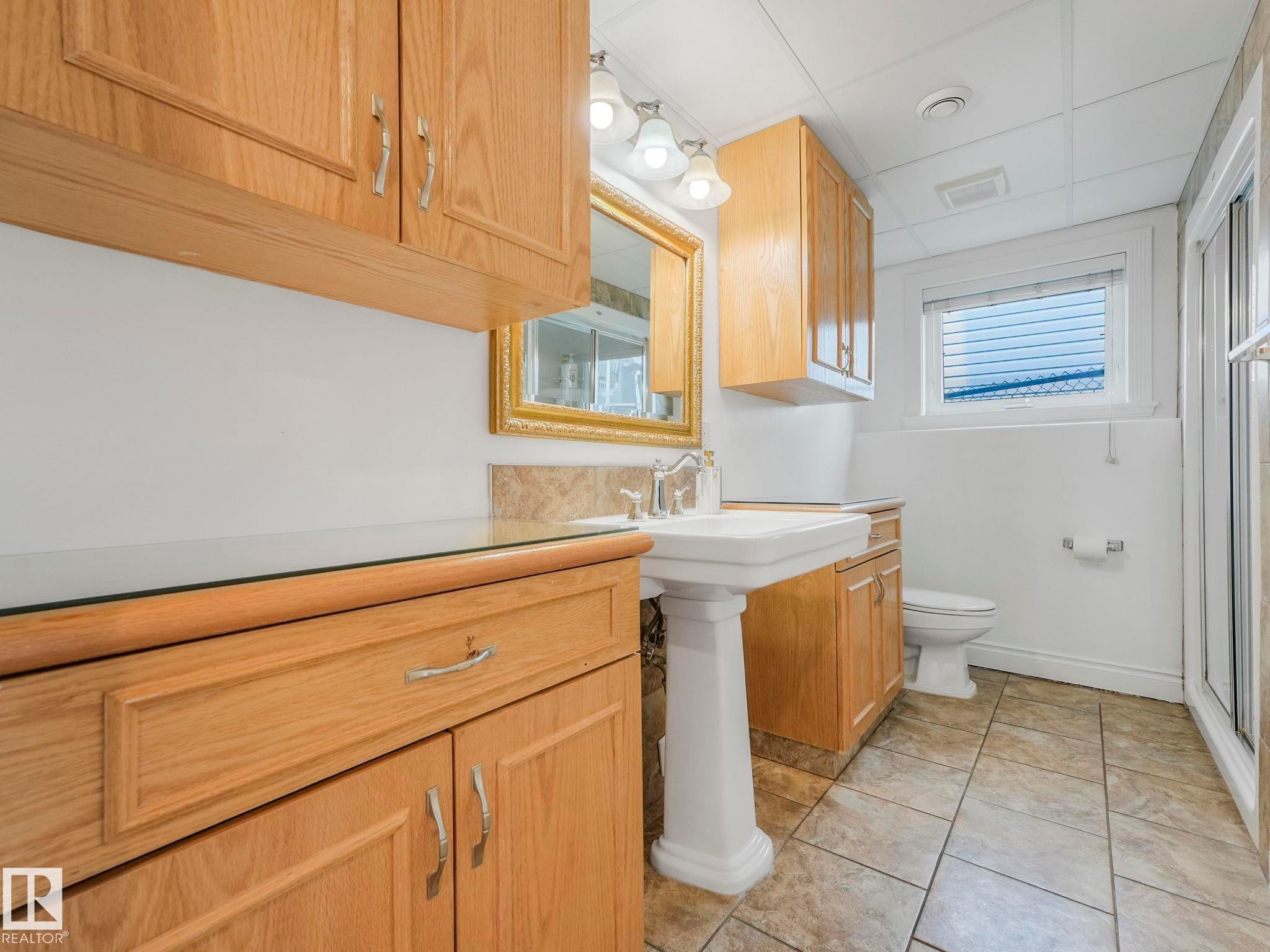 7504 161A Avenue Nw, Edmonton, AB - Indoor Photo Showing Bathroom