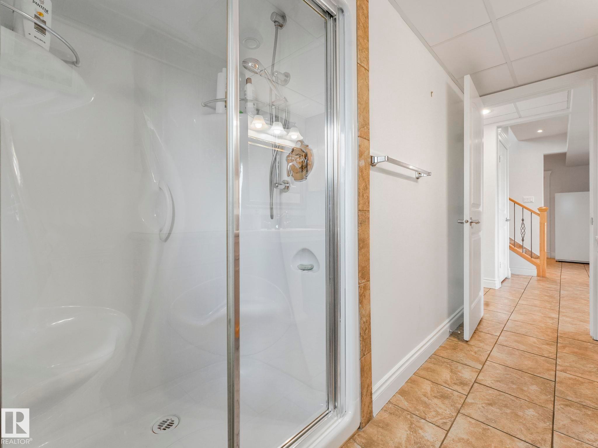 7504 161A Avenue Nw, Edmonton, AB - Indoor Photo Showing Bathroom