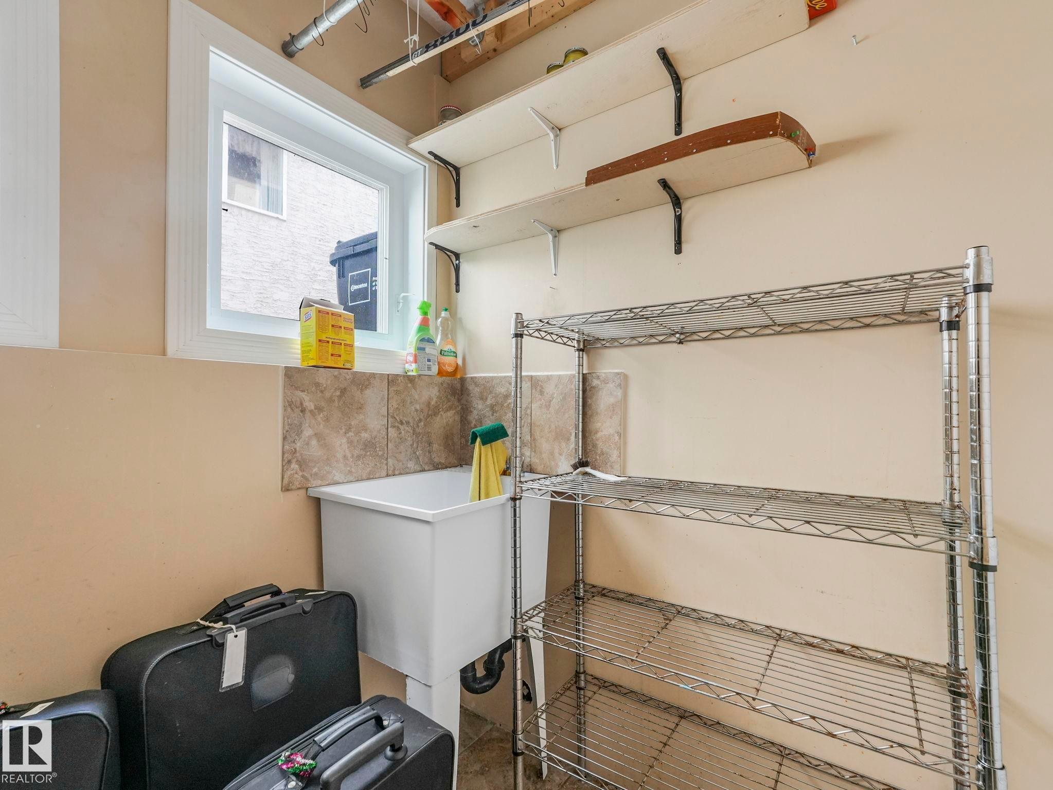 7504 161A Avenue Nw, Edmonton, AB - Indoor