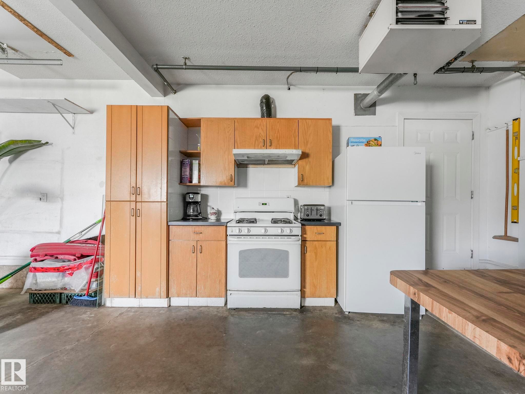 7504 161A Avenue Nw, Edmonton, AB - Indoor Photo Showing Kitchen