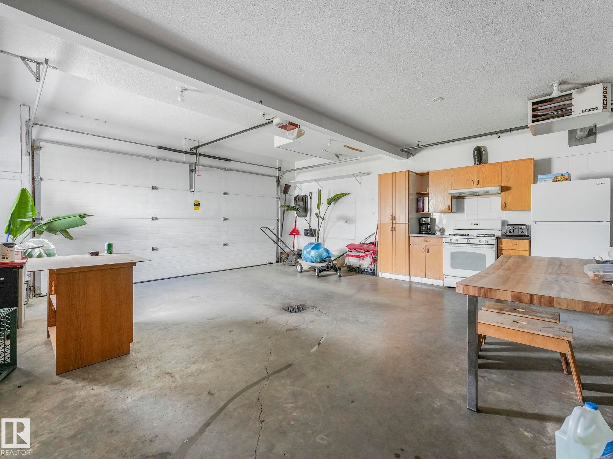 7504 161A Avenue Nw, Edmonton, AB - Indoor Photo Showing Garage