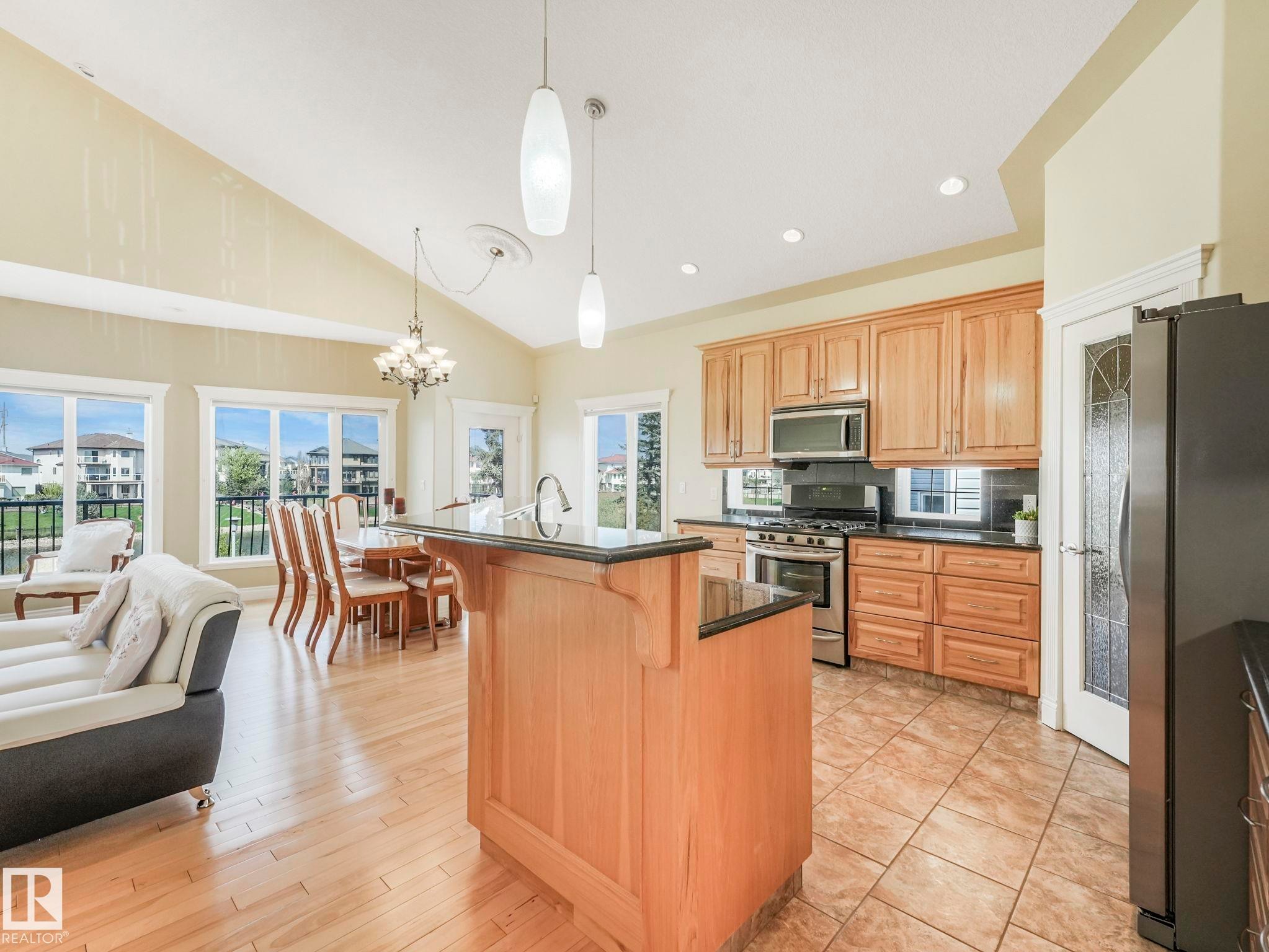 7504 161A Avenue Nw, Edmonton, AB - Indoor Photo Showing Kitchen