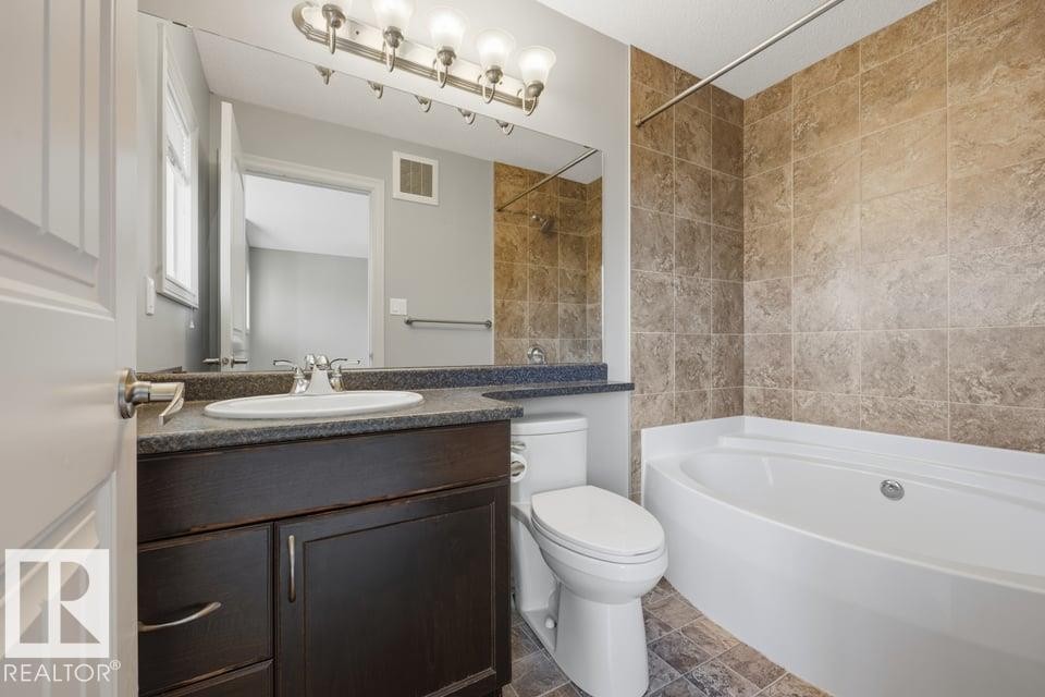 1526 35B Av Nw, Edmonton, AB