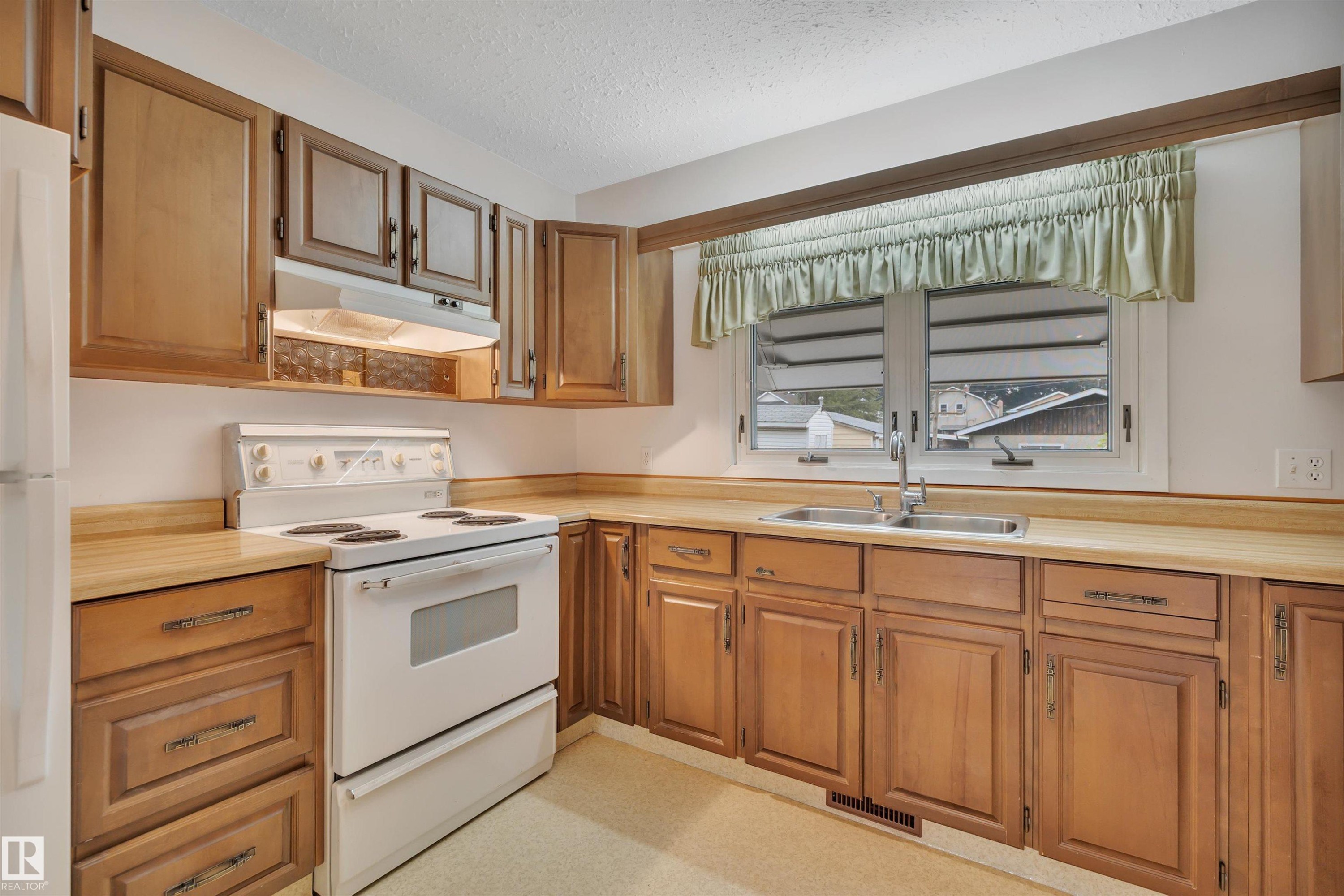 11527 88 Street Nw, Edmonton, AB - Indoor Photo Showing Kitchen With Double Sink