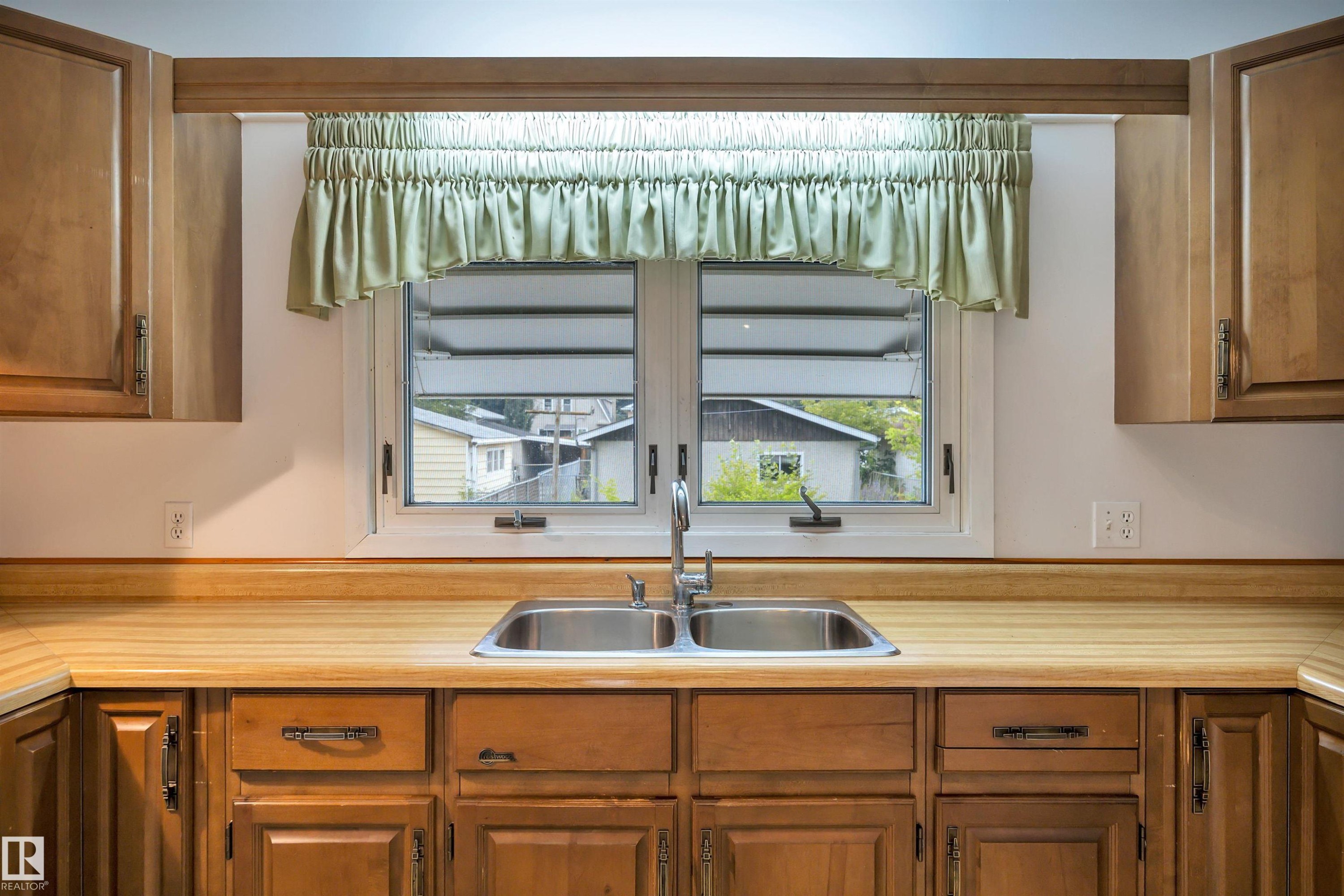11527 88 Street Nw, Edmonton, AB - Indoor Photo Showing Kitchen With Double Sink