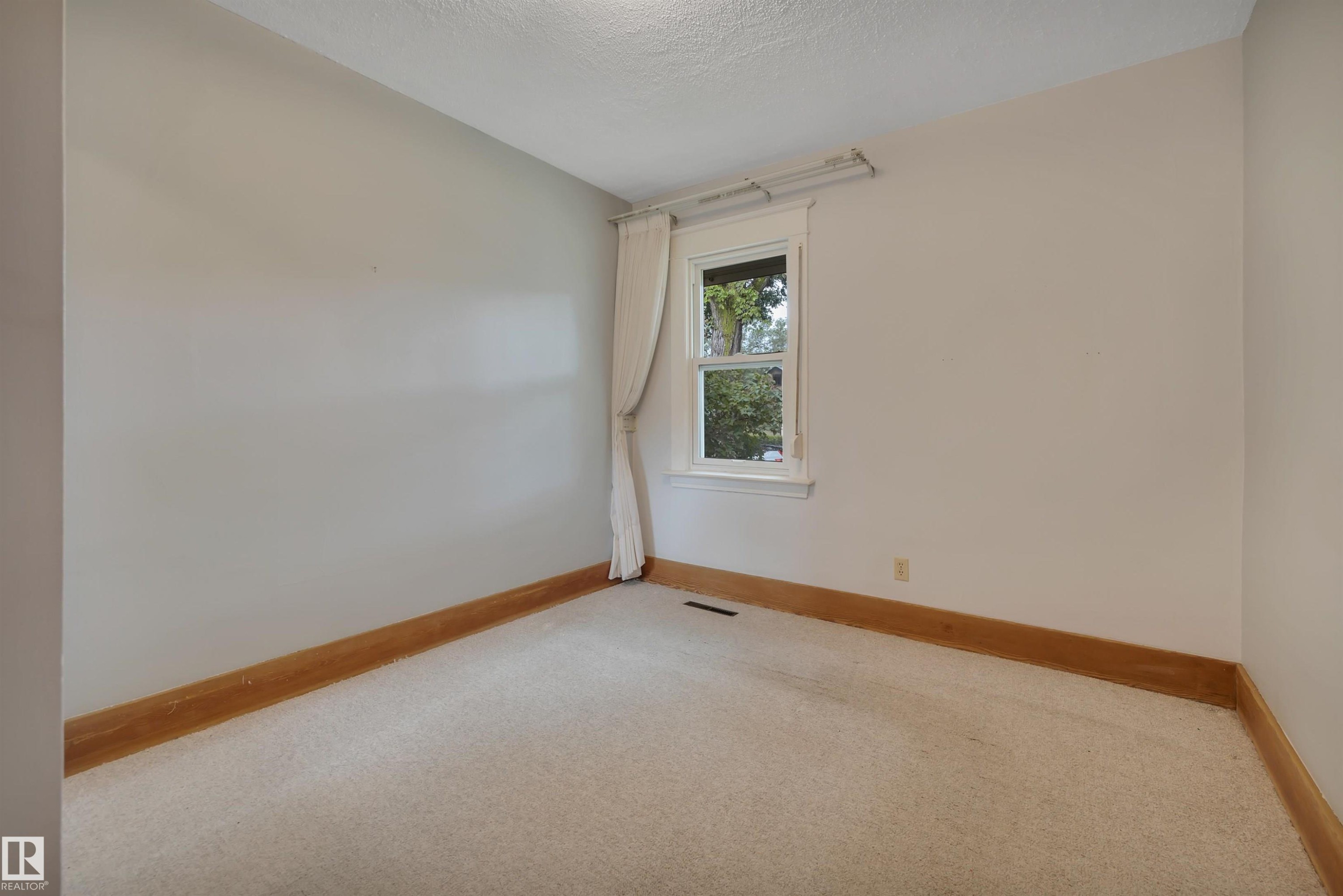11527 88 Street Nw, Edmonton, AB - Indoor Photo Showing Other Room