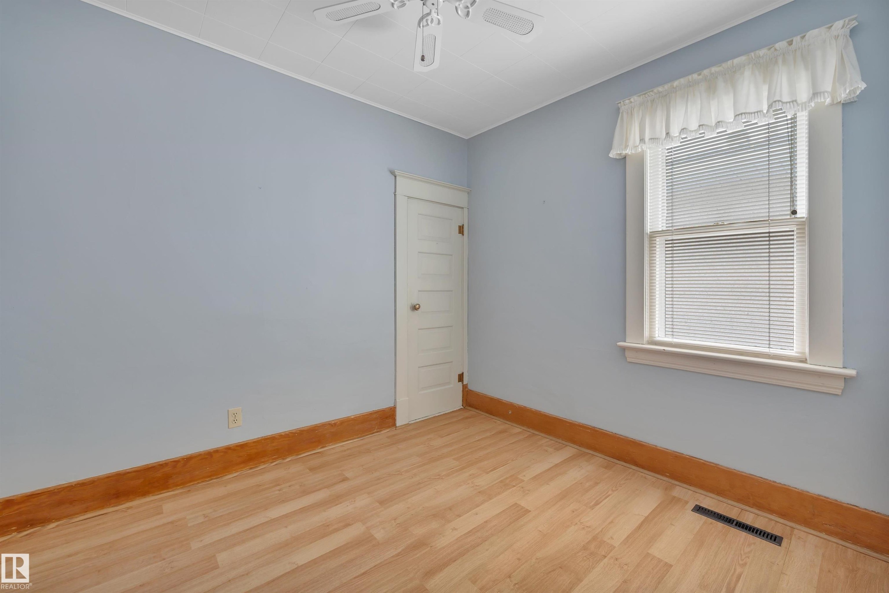 11527 88 Street Nw, Edmonton, AB - Indoor Photo Showing Other Room