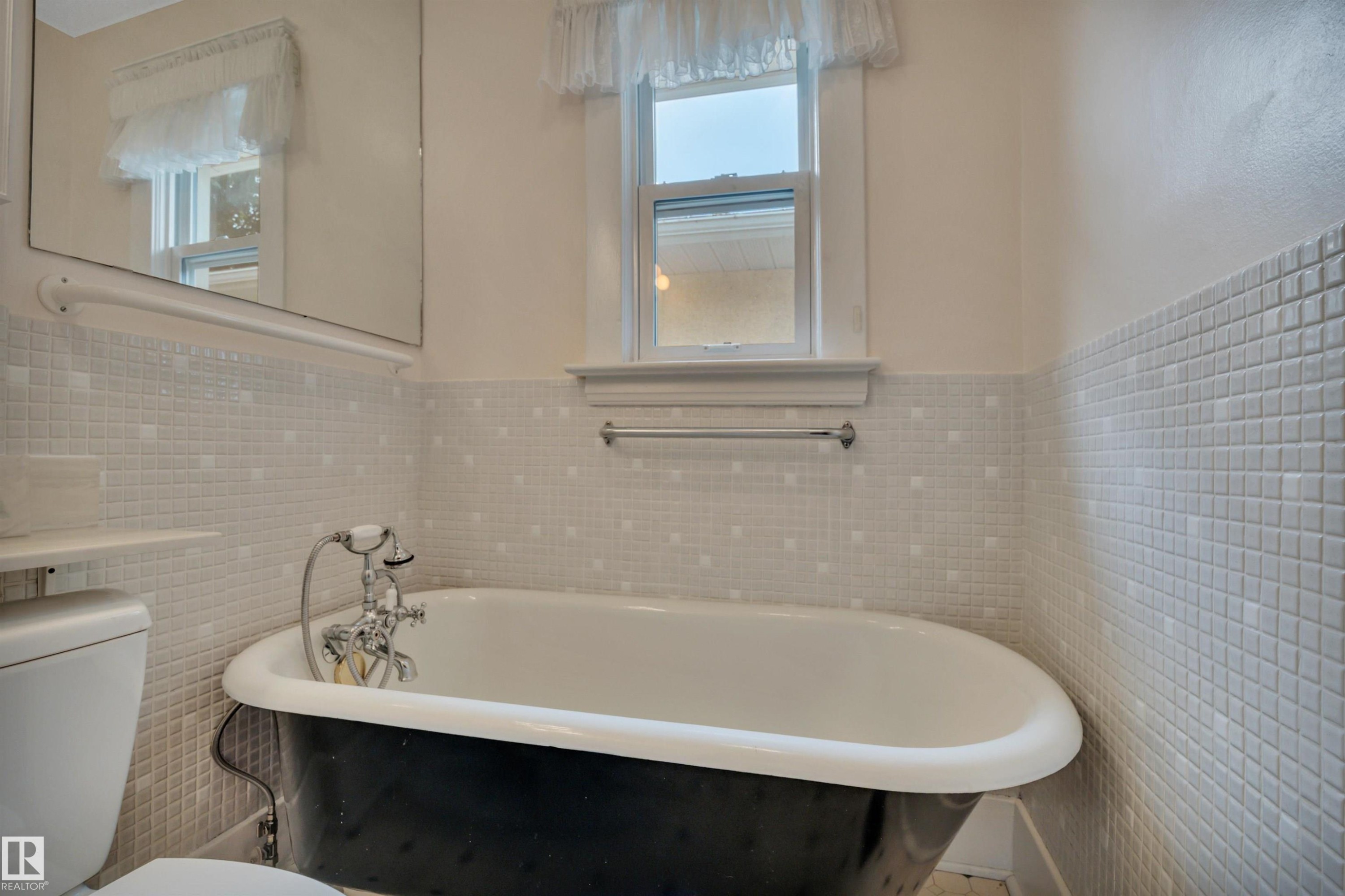 11527 88 Street Nw, Edmonton, AB - Indoor Photo Showing Bathroom