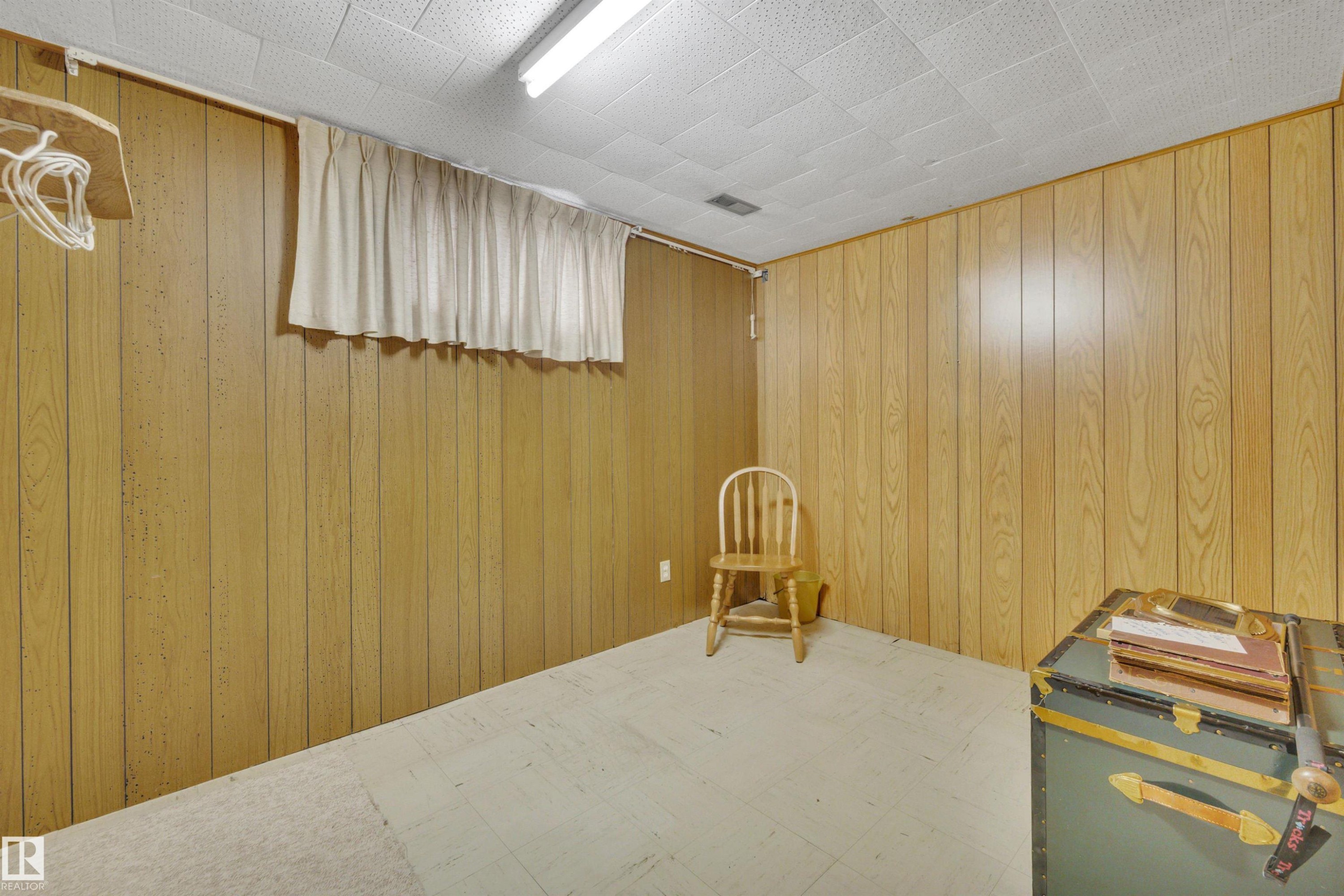 11527 88 Street Nw, Edmonton, AB - Indoor