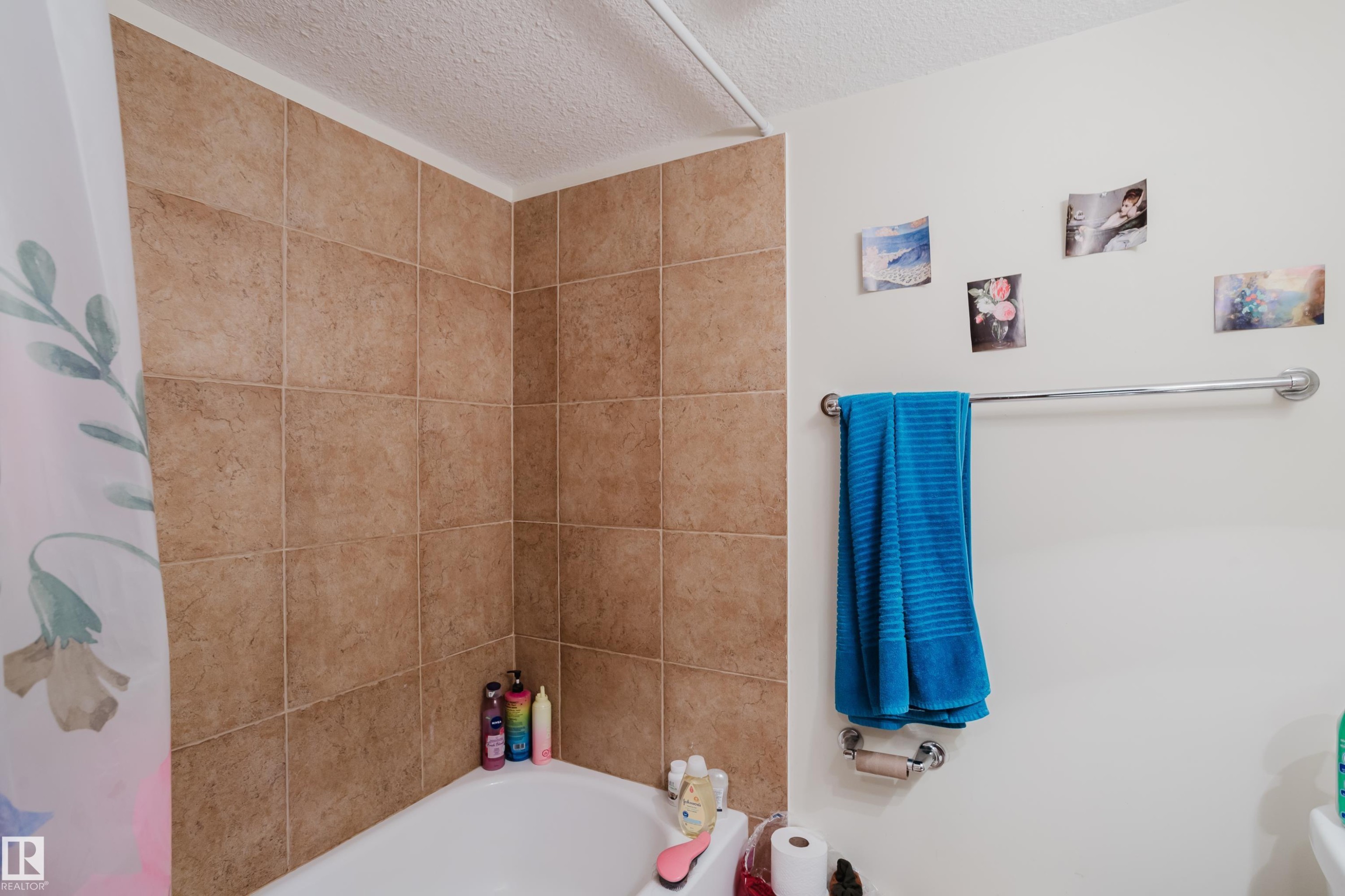 Bathtub with tile surround - 10332 161 Street Nw, Edmonton, AB