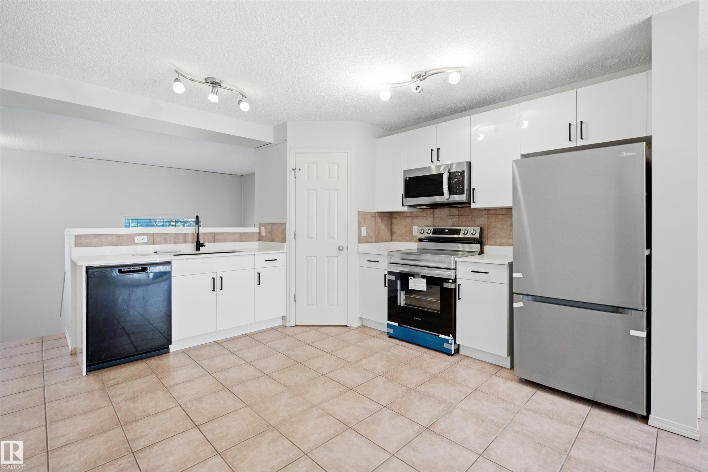 #84 8304 11 Av Sw, Edmonton, AB