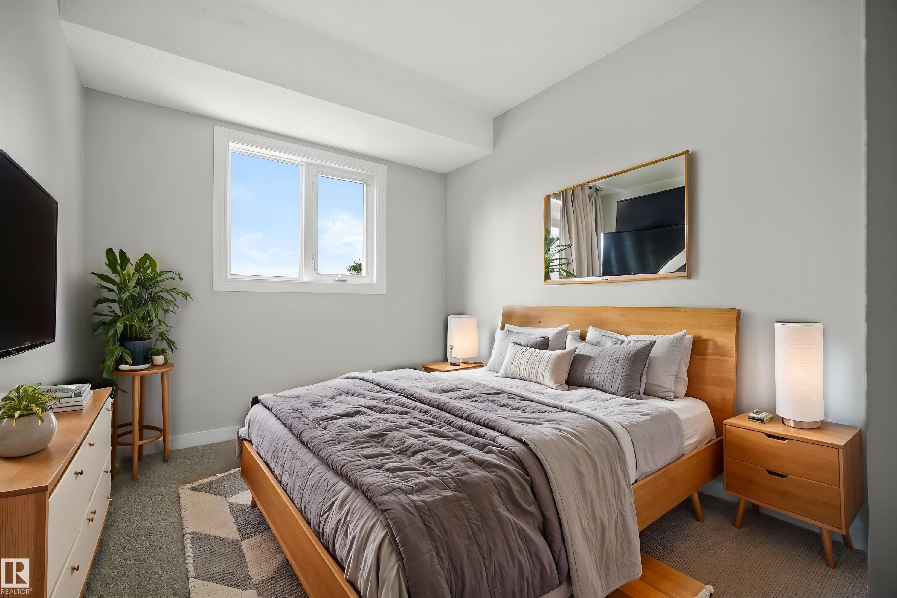 Single window with white trim, light gray wall finishes, recessed ceiling detail, and carpeted flooring - 3173 139 Avenue Nw, Edmonton, AB