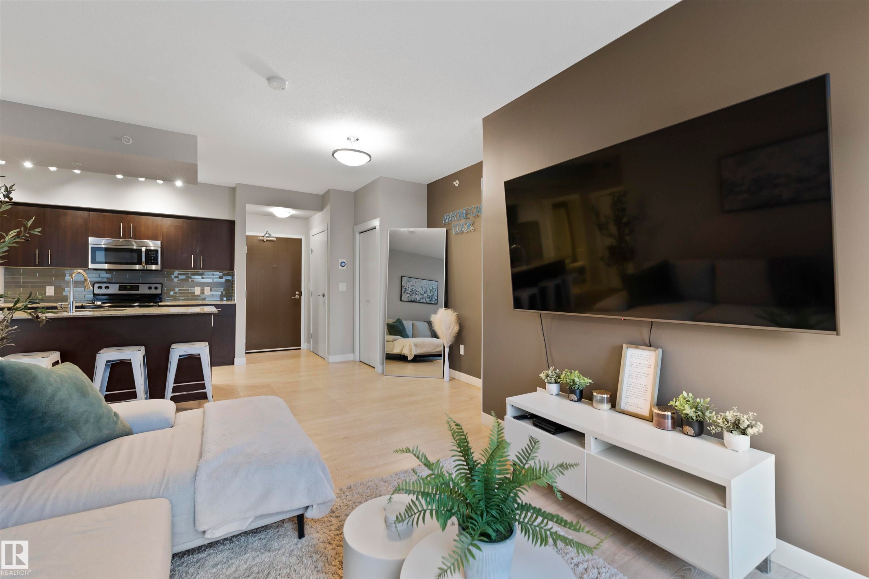 #905 10226 104 St Nw, Edmonton, AB
