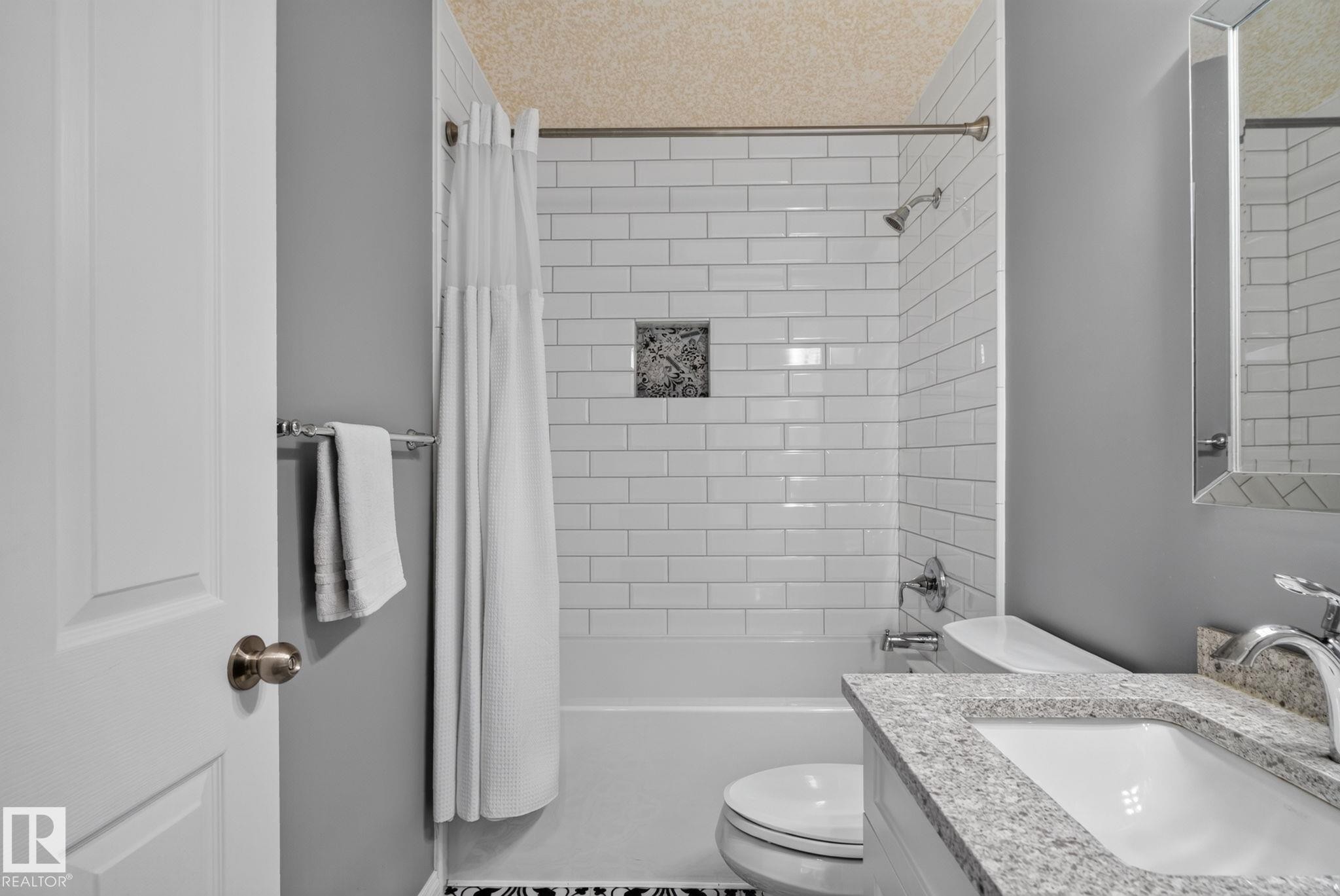 4914 152A Avenue Nw, Edmonton, AB - Indoor Photo Showing Bathroom