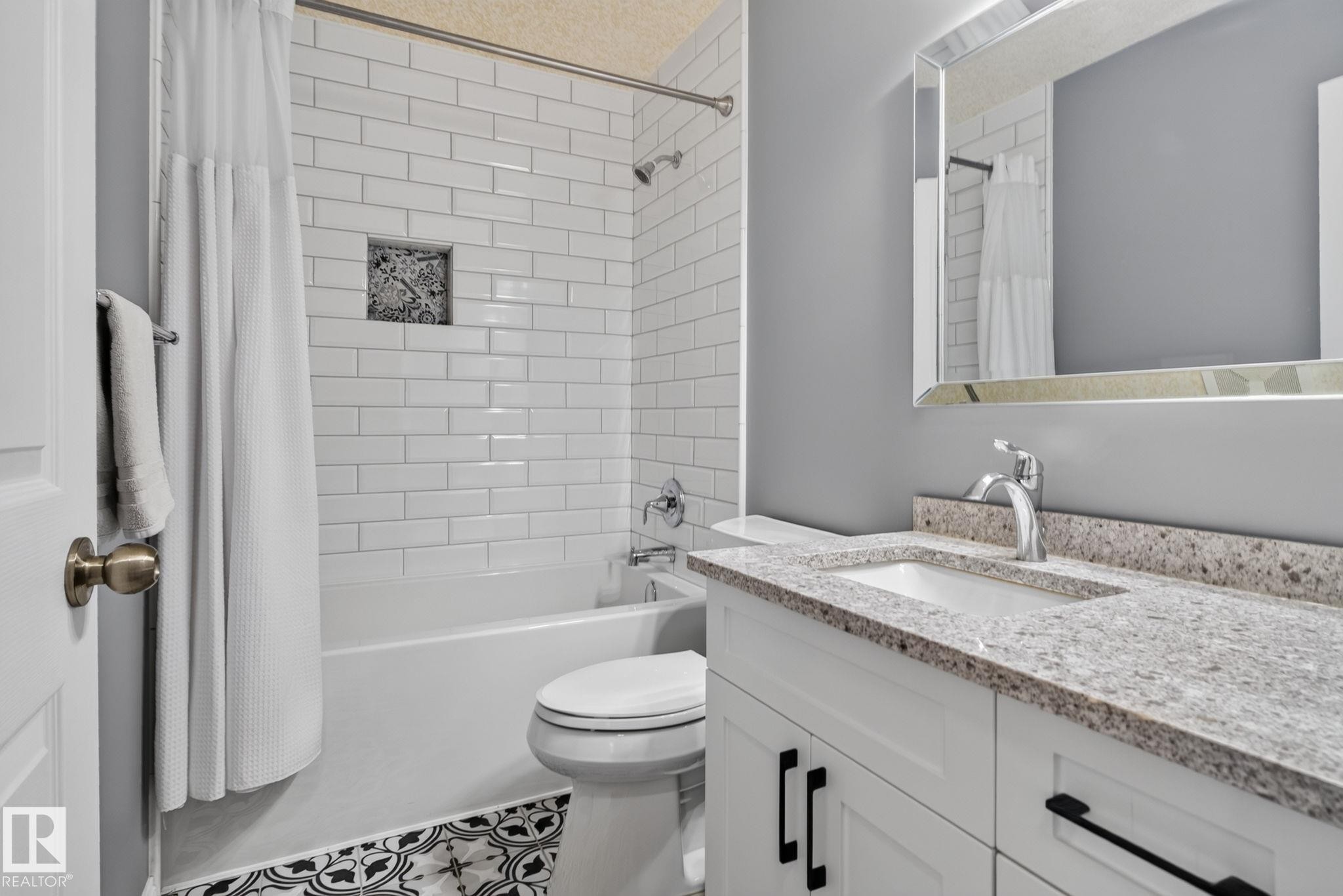 4914 152A Avenue Nw, Edmonton, AB - Indoor Photo Showing Bathroom