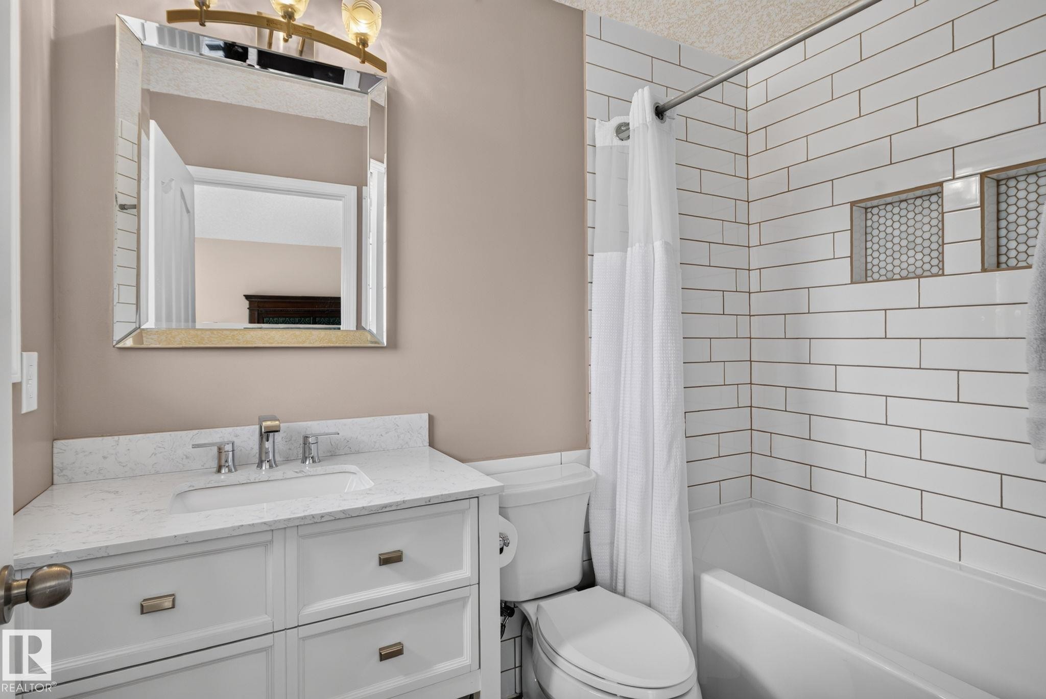 4914 152A Avenue Nw, Edmonton, AB - Indoor Photo Showing Bathroom