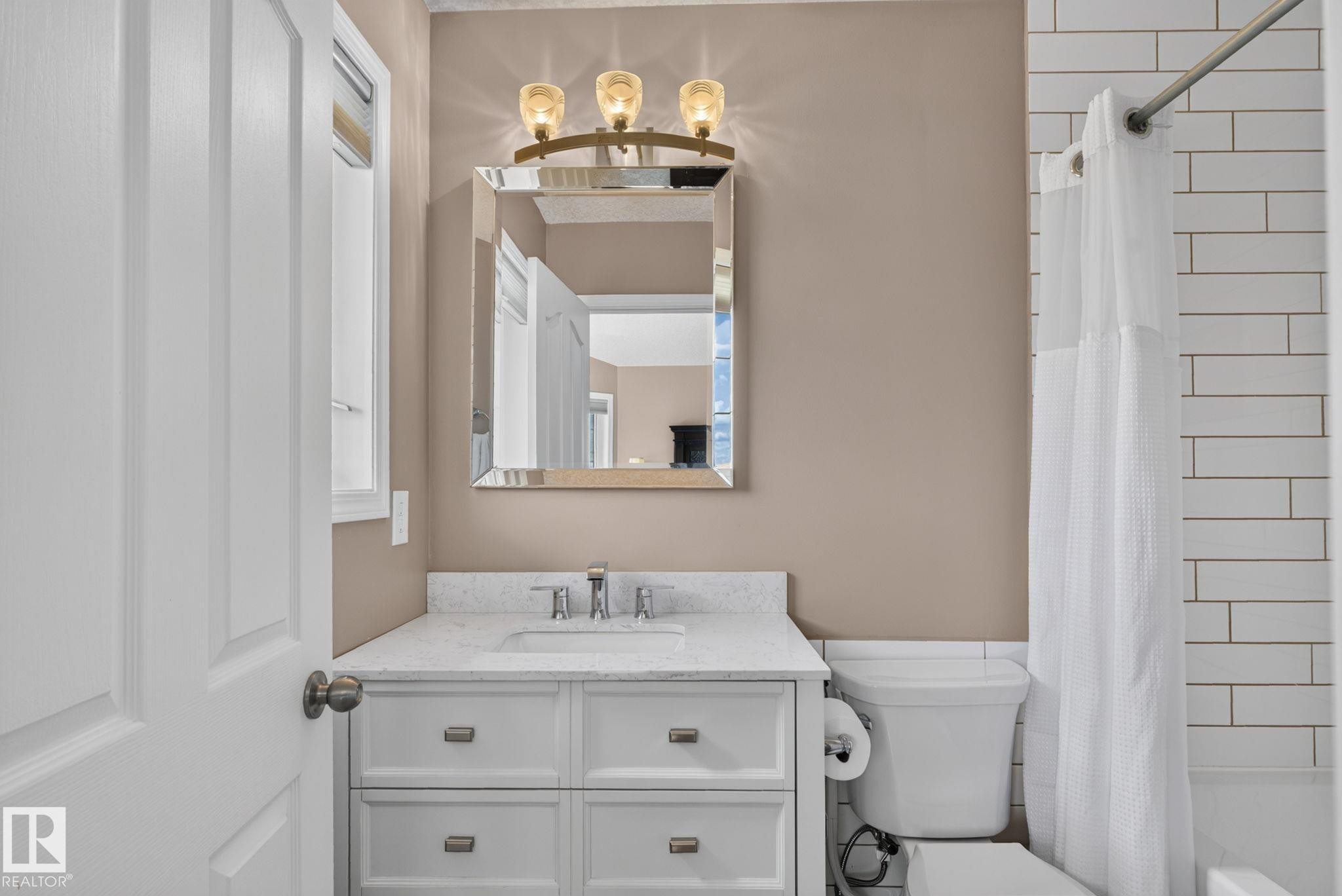 4914 152A Avenue Nw, Edmonton, AB - Indoor Photo Showing Bathroom
